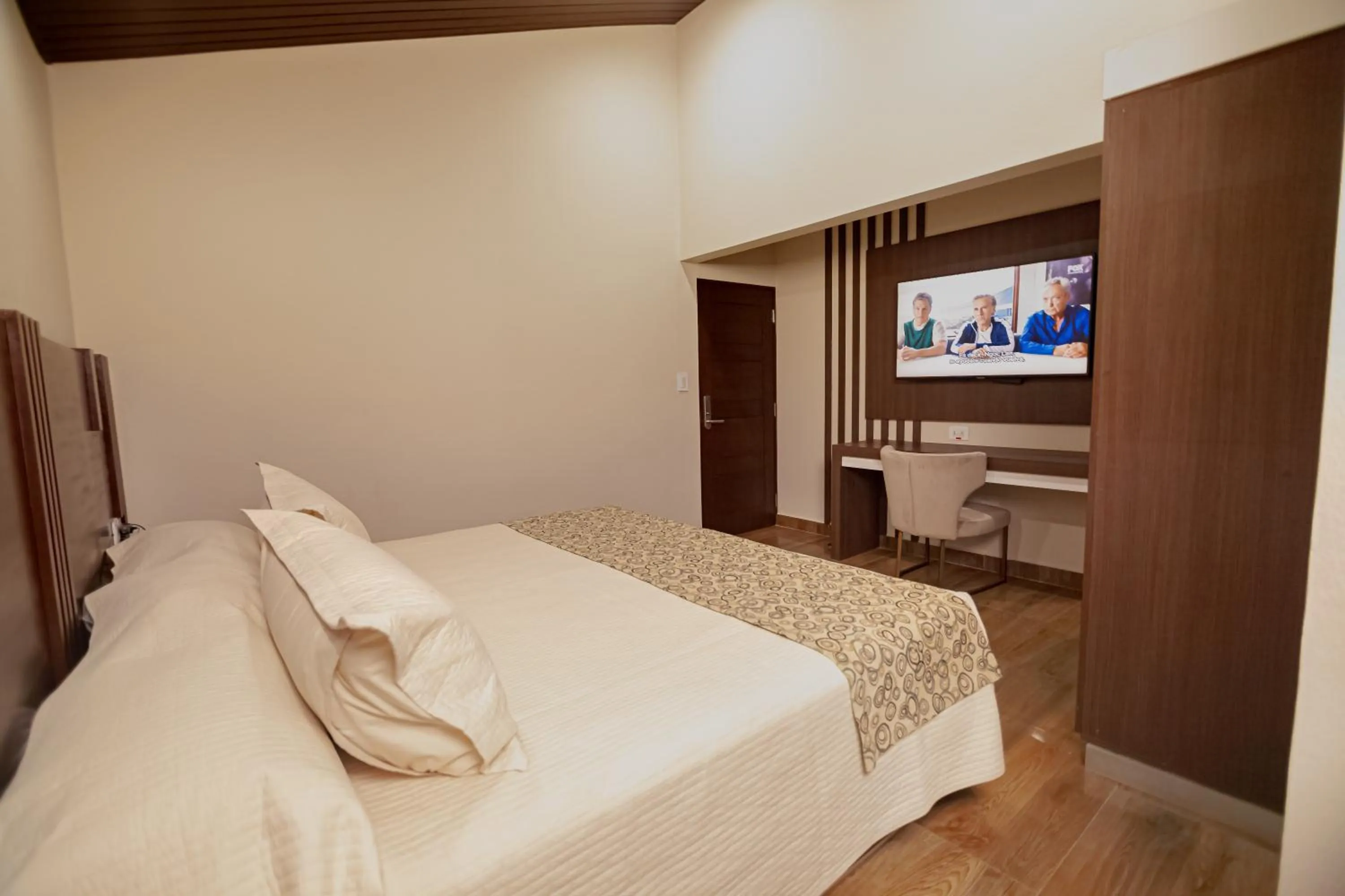 TV and multimedia, Bed in Hotel Sirari By Regina