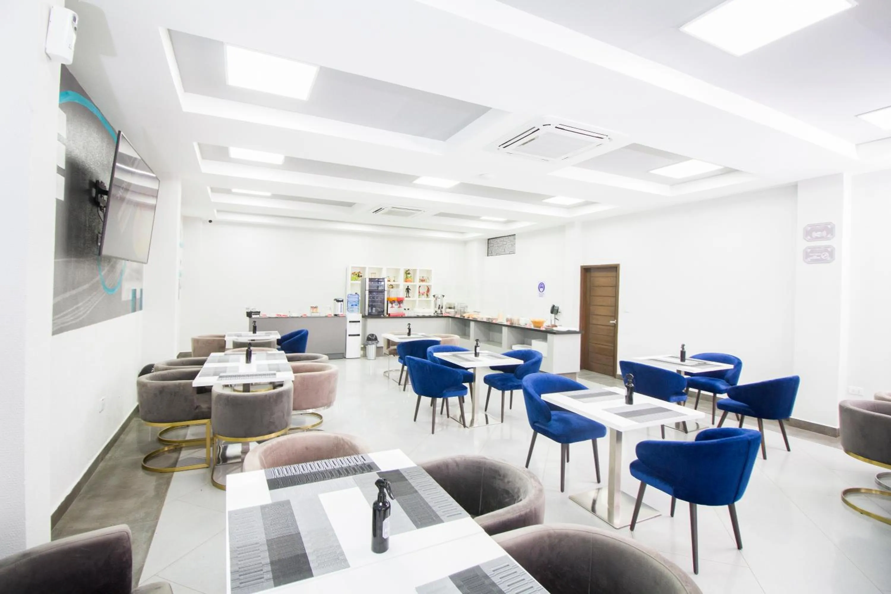 Restaurant/places to eat in Hotel Sirari By Regina