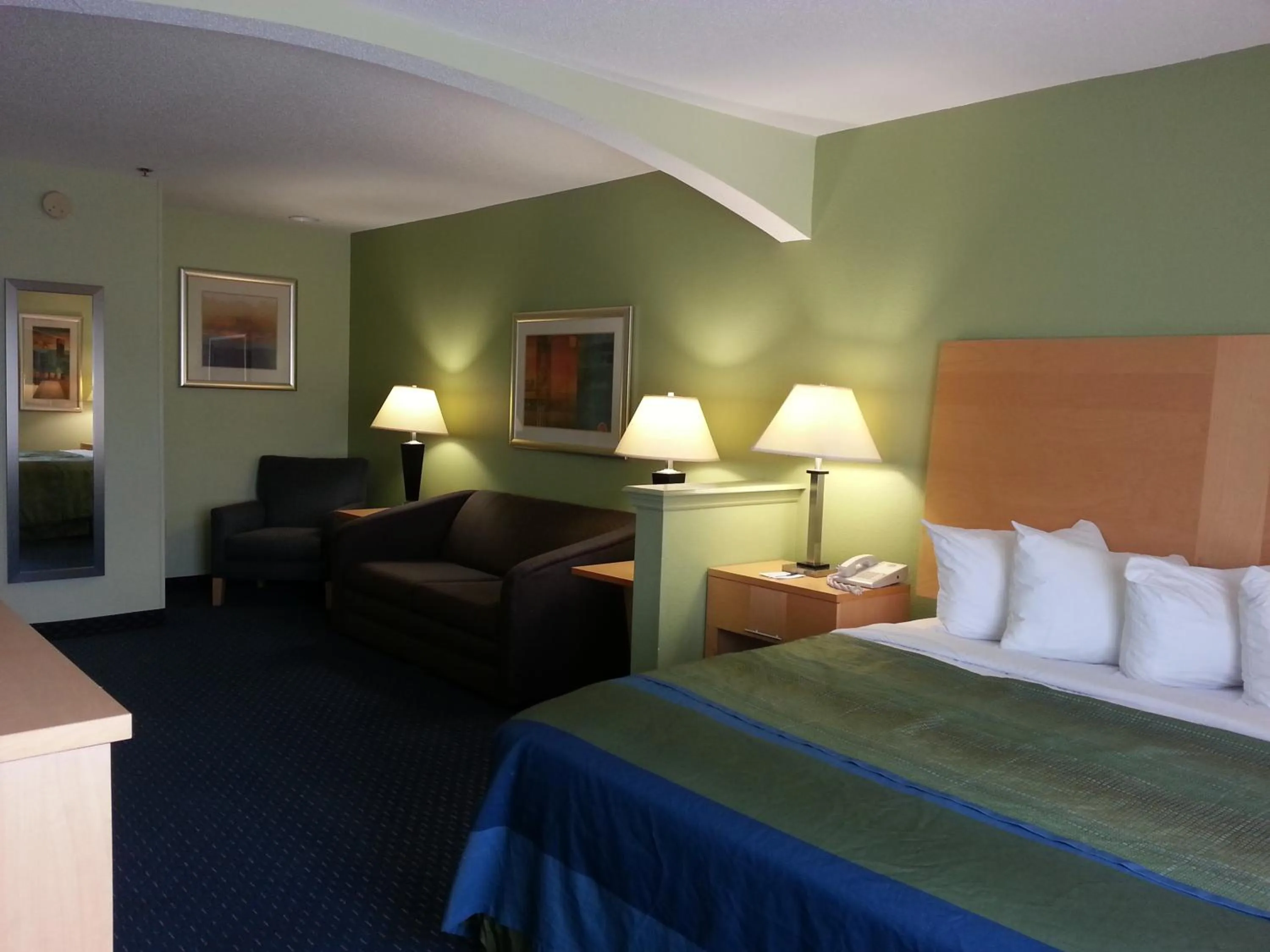 Living room, Bed in Park Inn by Radisson Albany