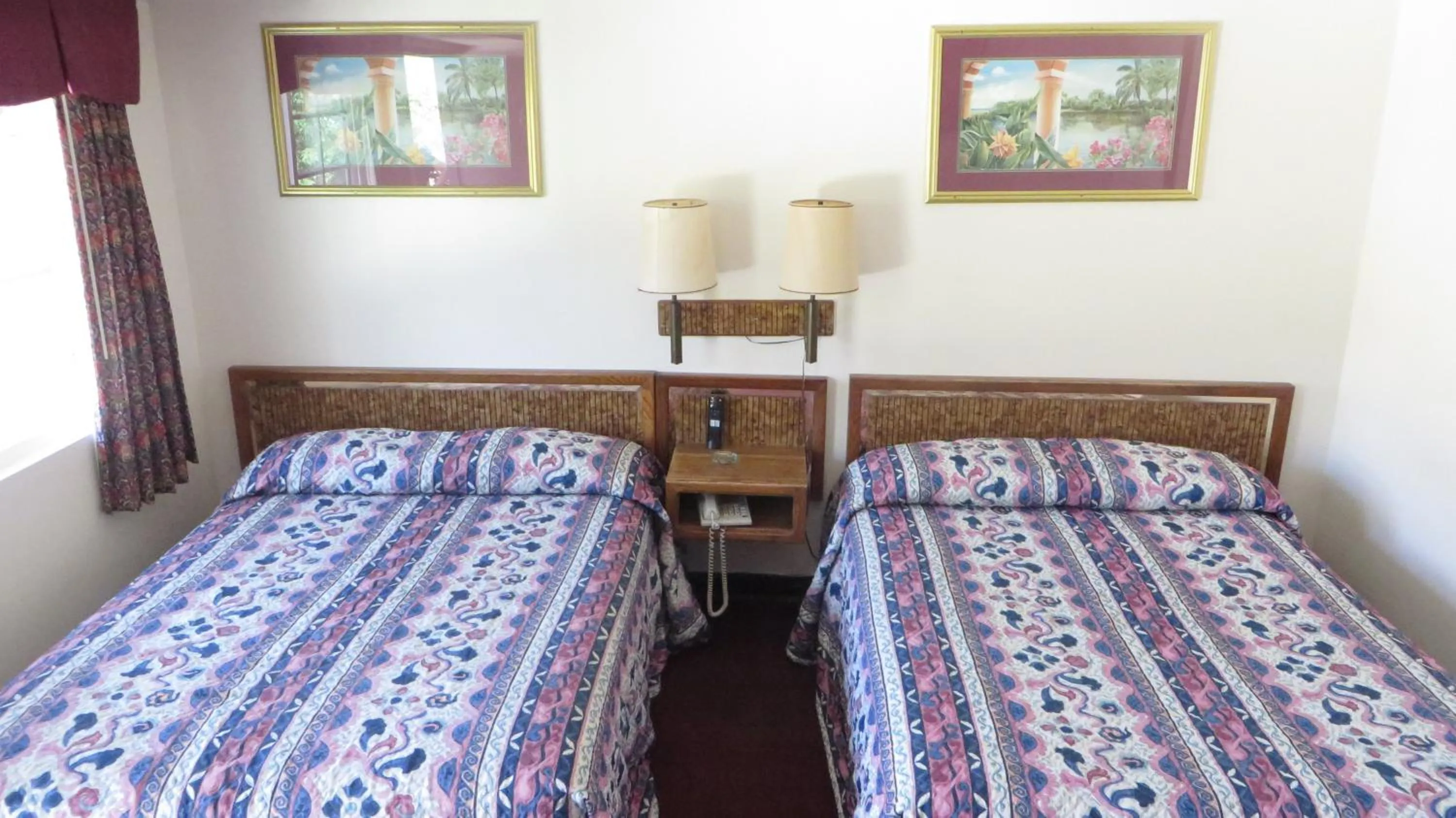 Bed in Eagle Rock Motel