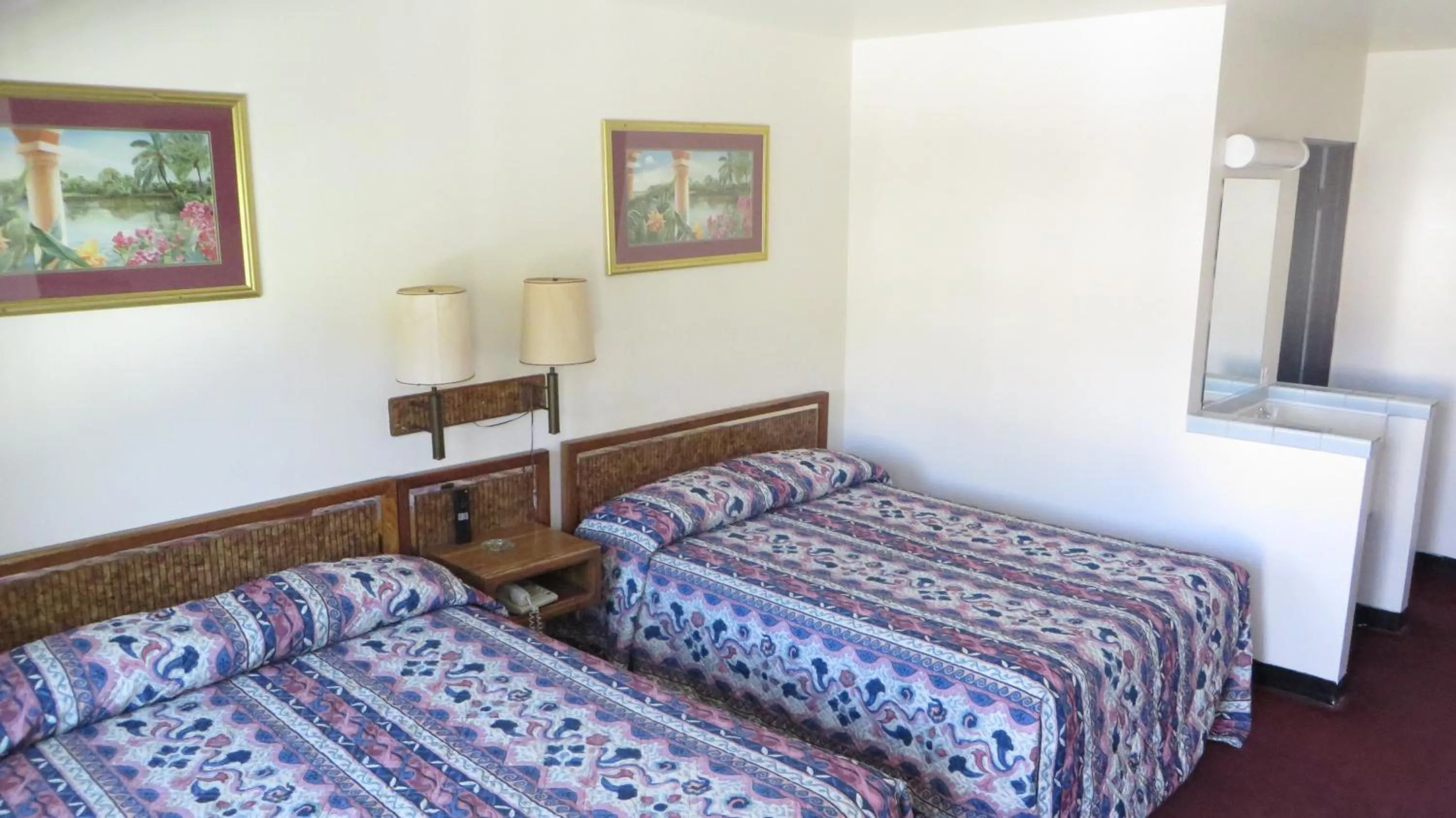 Bed in Eagle Rock Motel