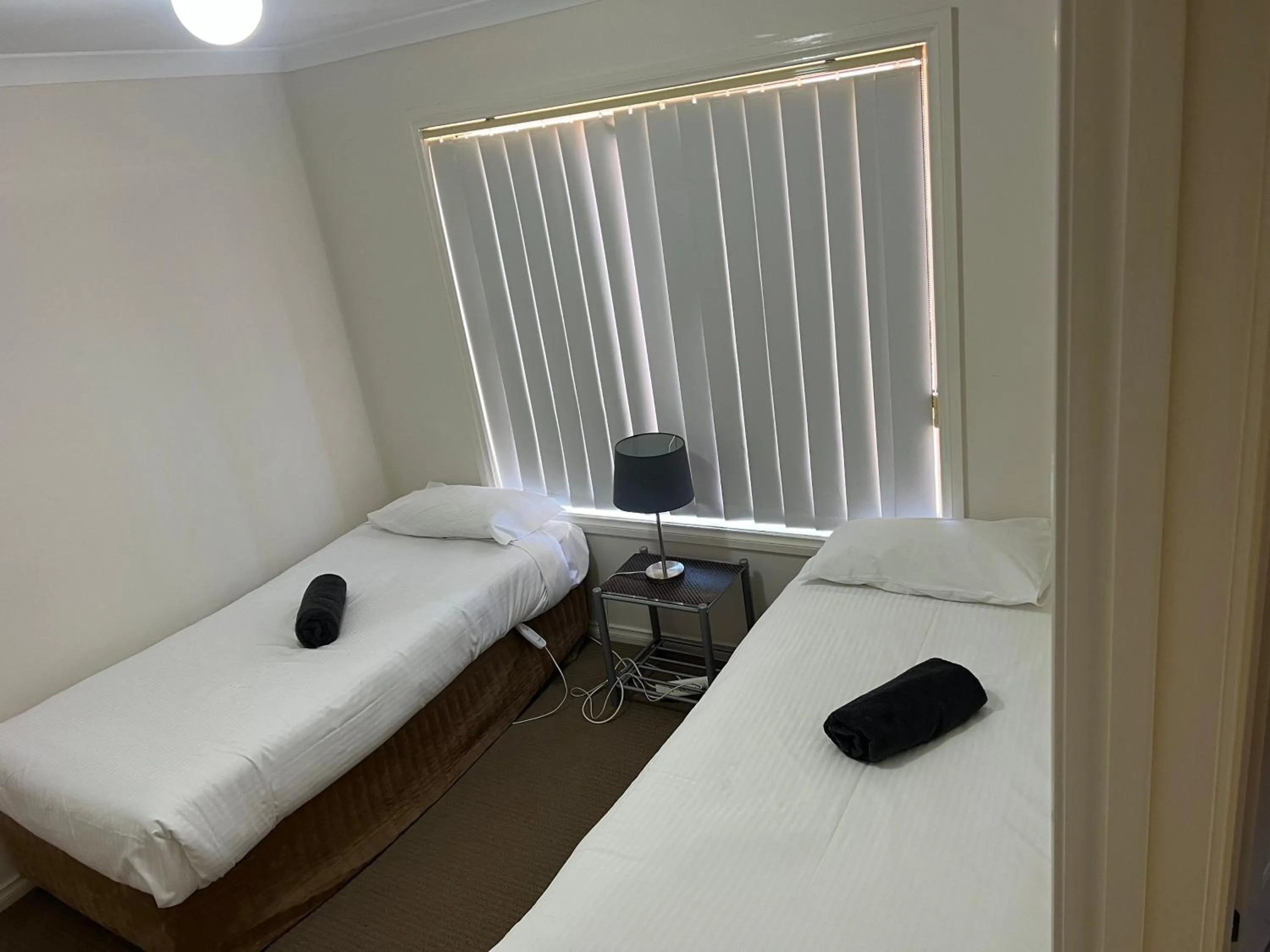 Bed in Melton Motor Inn and Apartments