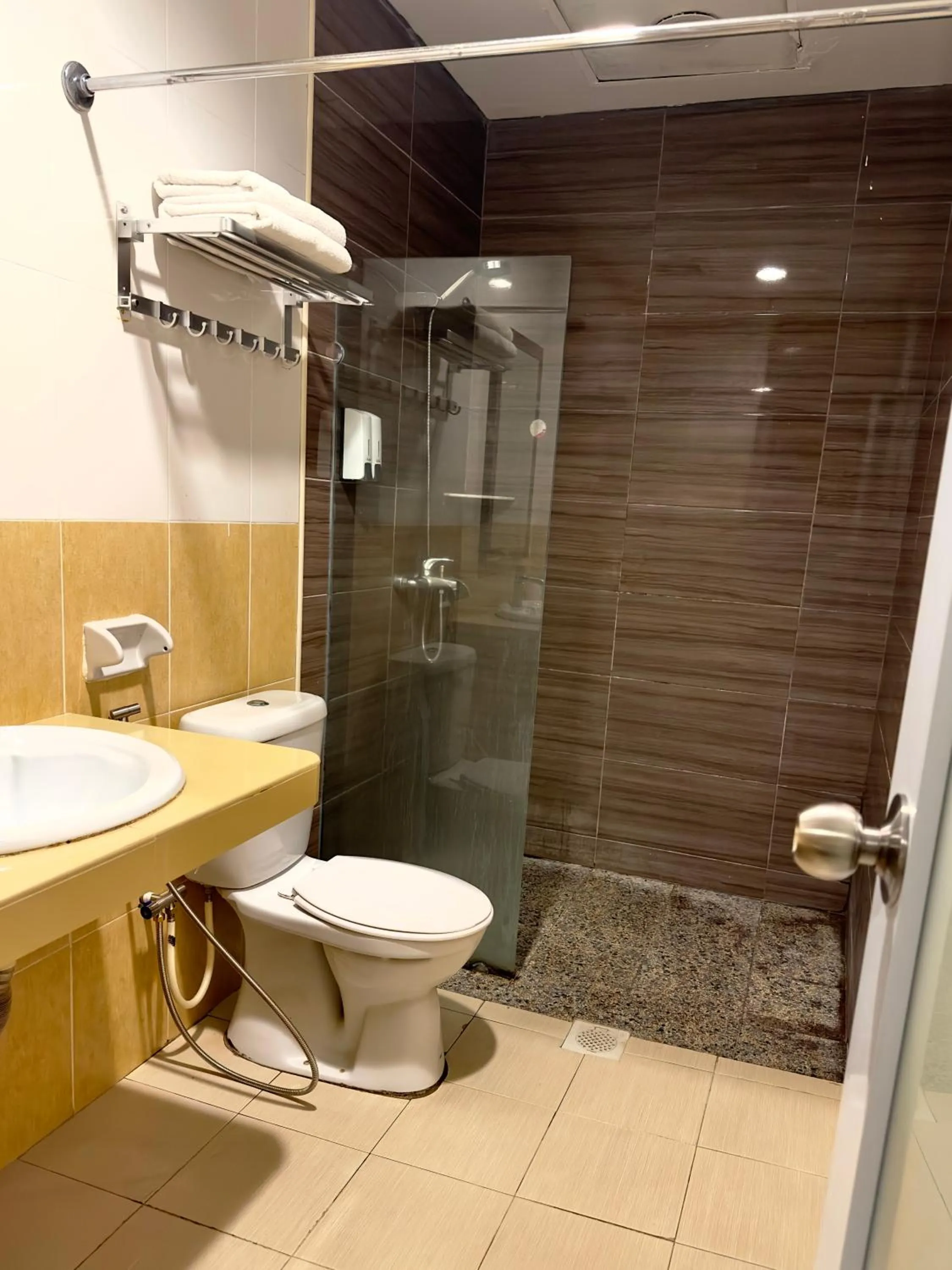 Shower in Suan Bee Hotel@Sutera