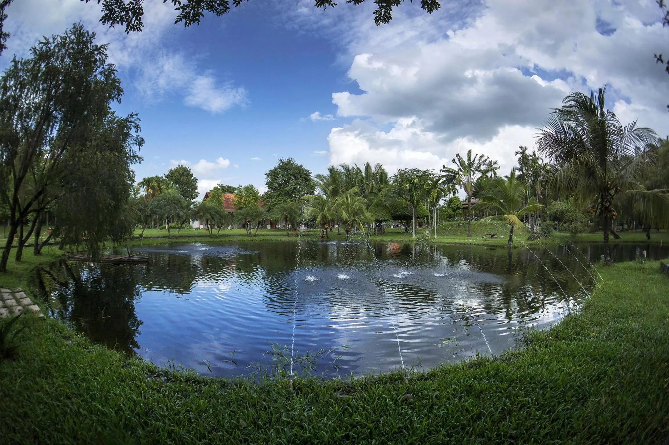 Lake view in Les Hameaux de l'Orient
