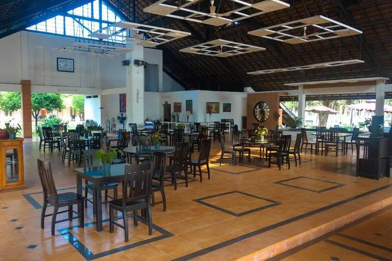 Restaurant/places to eat in Les Hameaux de l'Orient