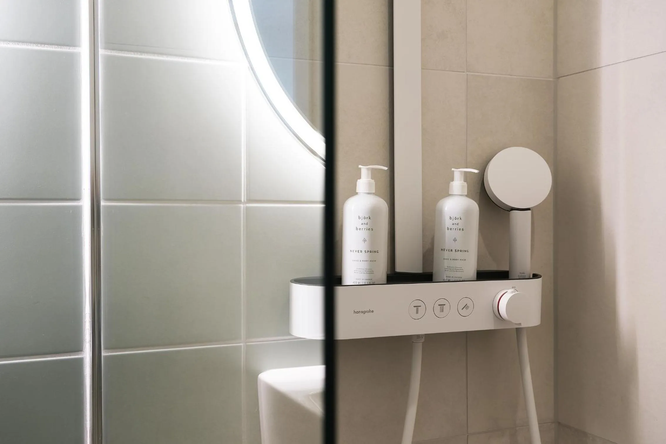 Shower in Hood House Kassel - volldigitales Serviced Apartment