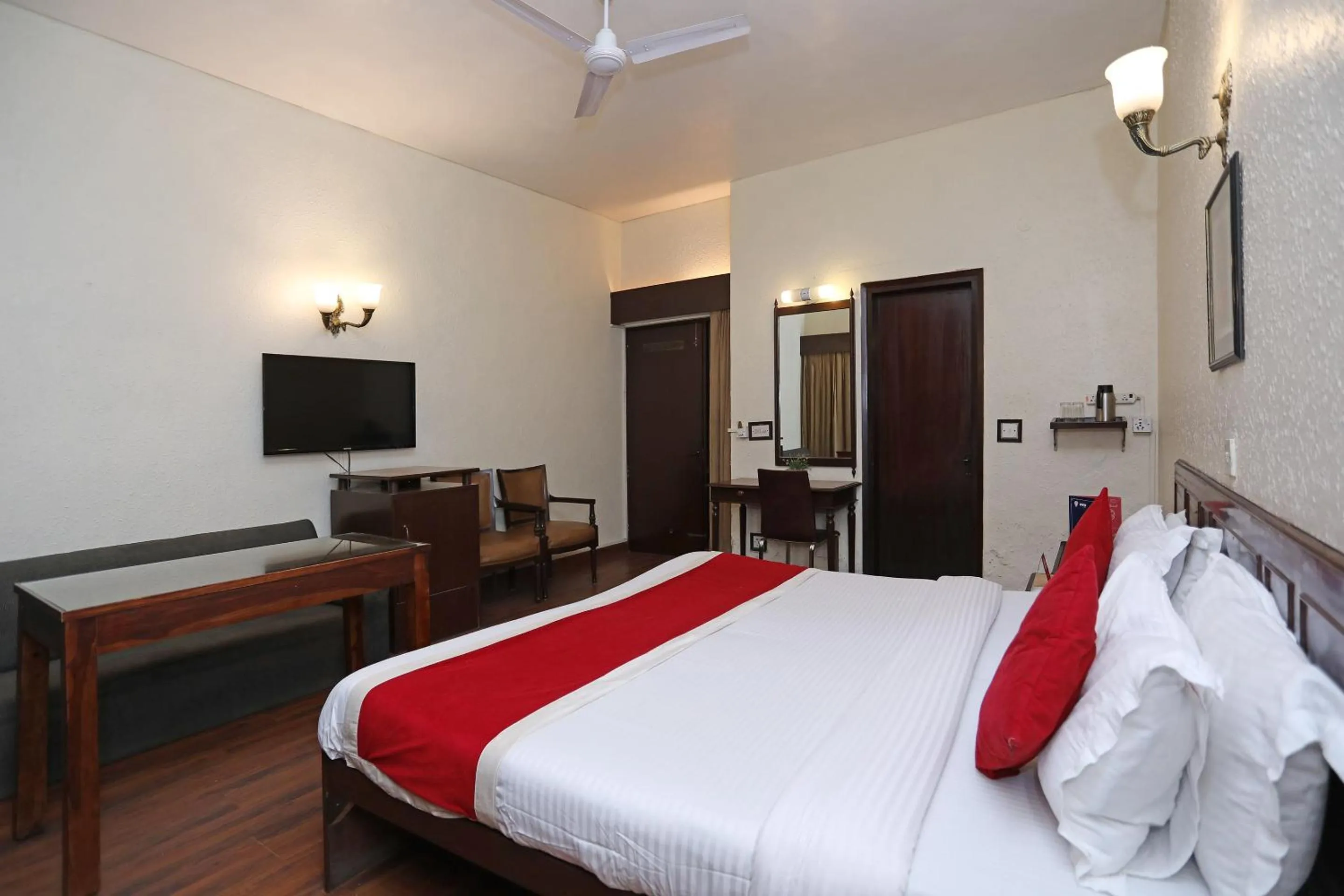 Bedroom, Bed in Super Collection O Hamilton Hotel