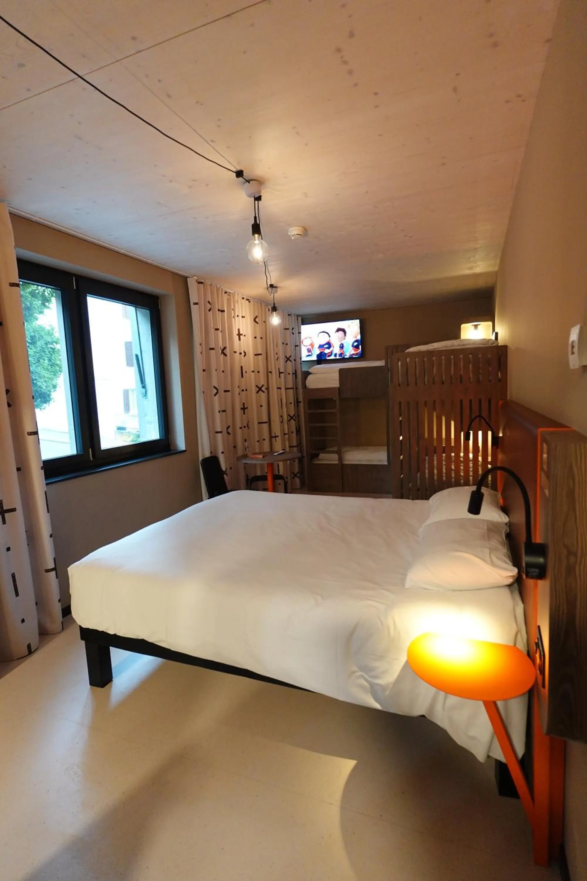 Photo of the whole room, Bed in Hota Hotel Saint-Imier