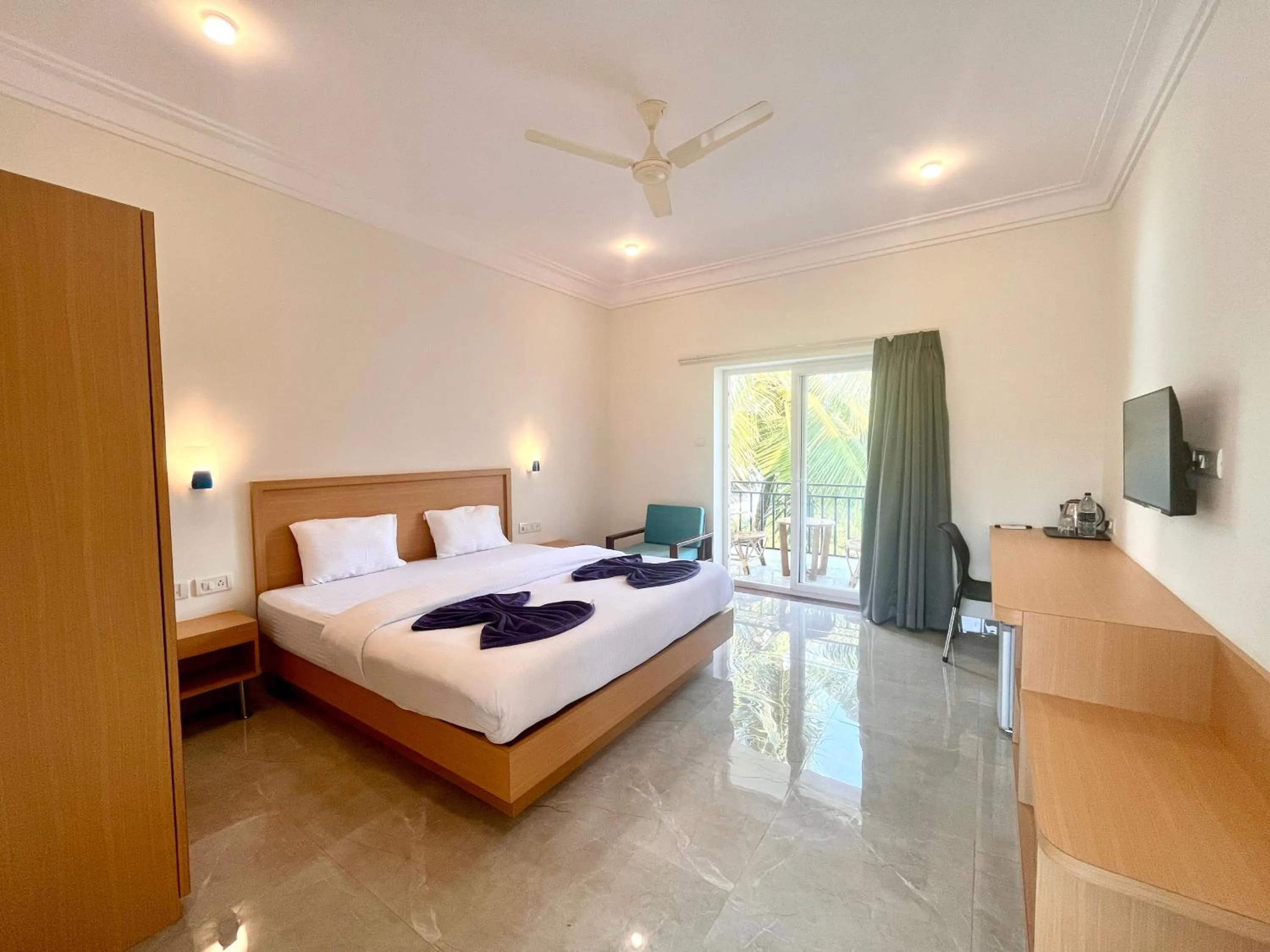 Bed in Morjim Sunset Hotel