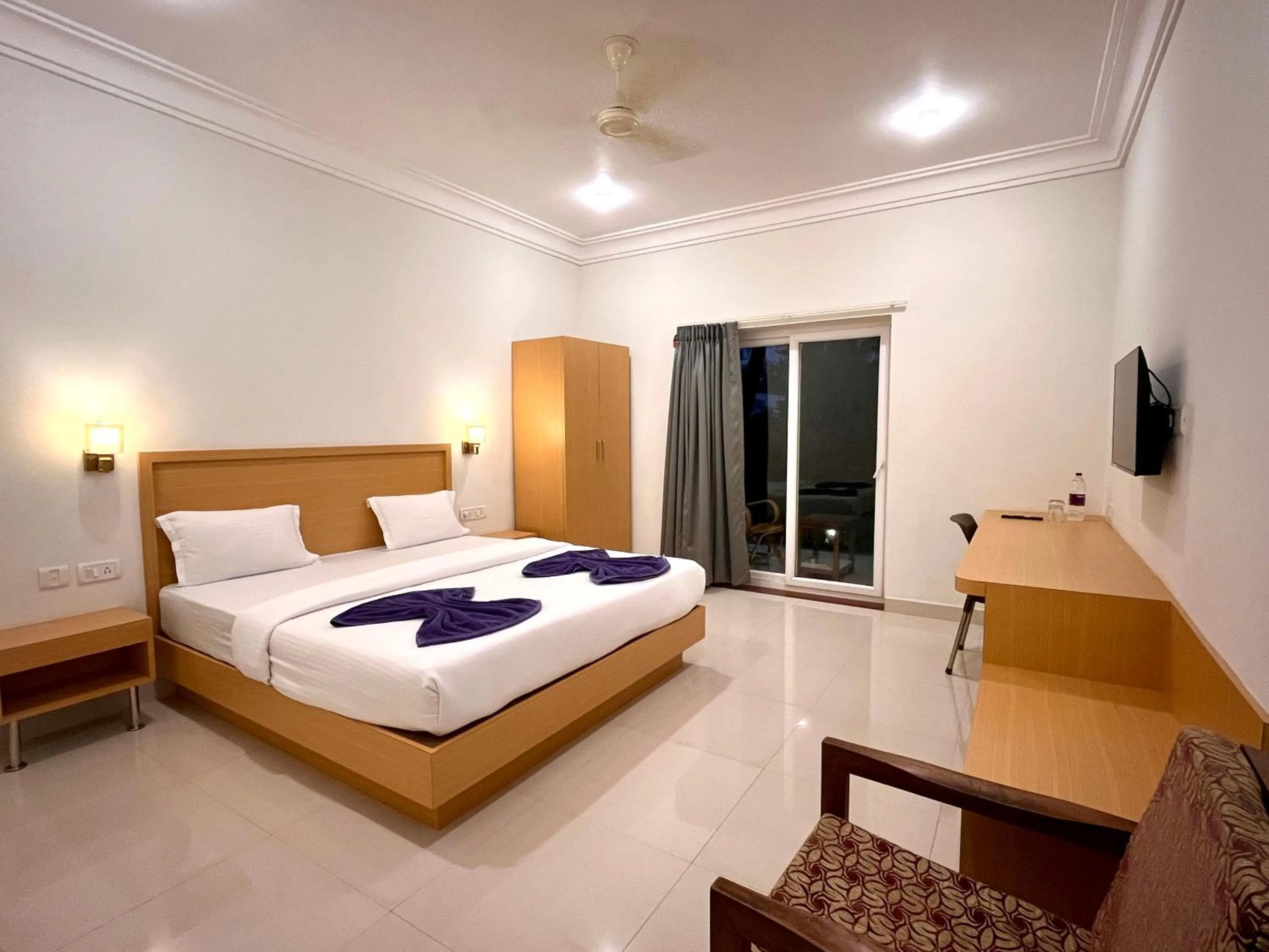 Bed in Morjim Sunset Hotel