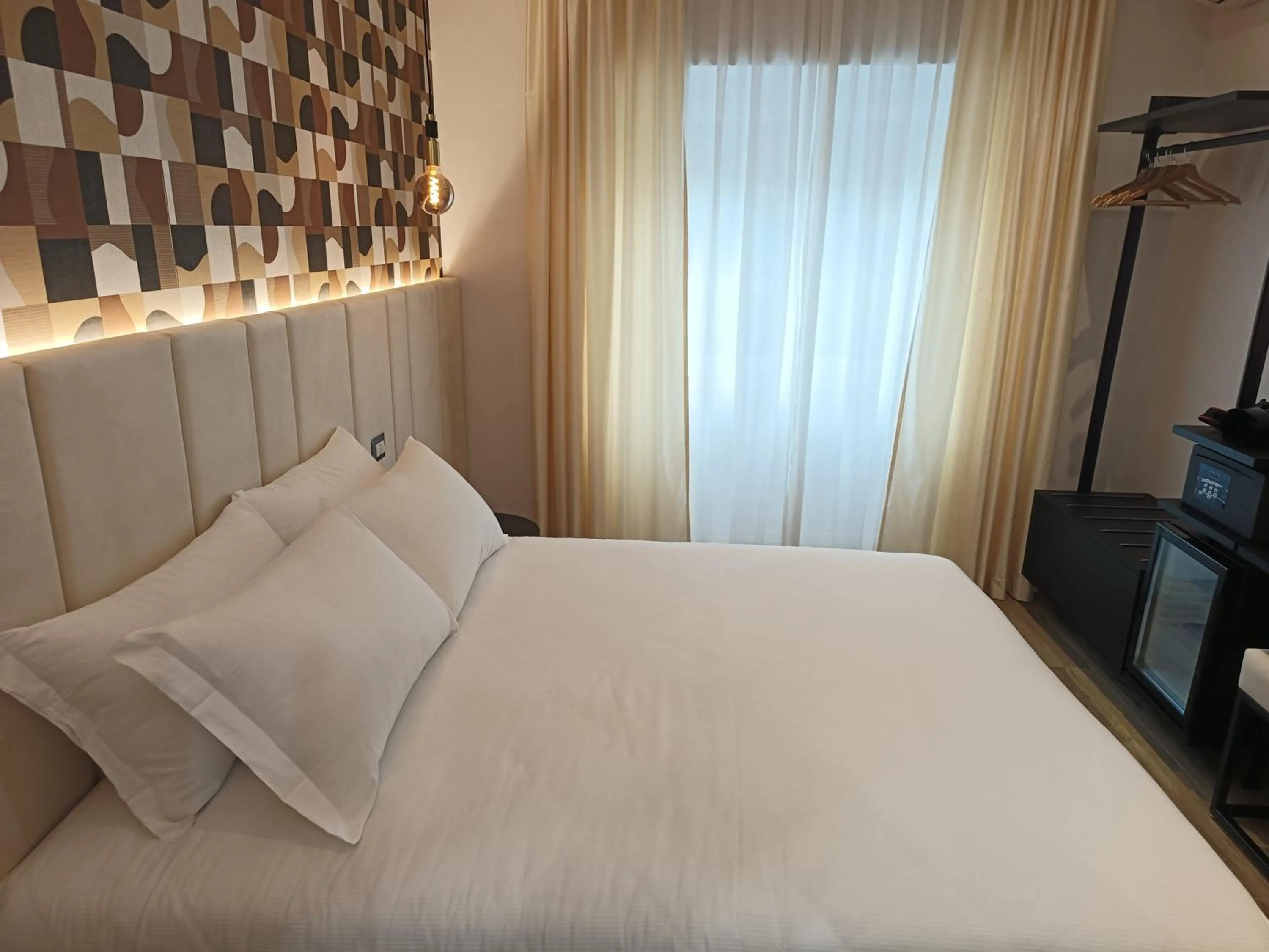 Bedroom, Bed in Romi Suite