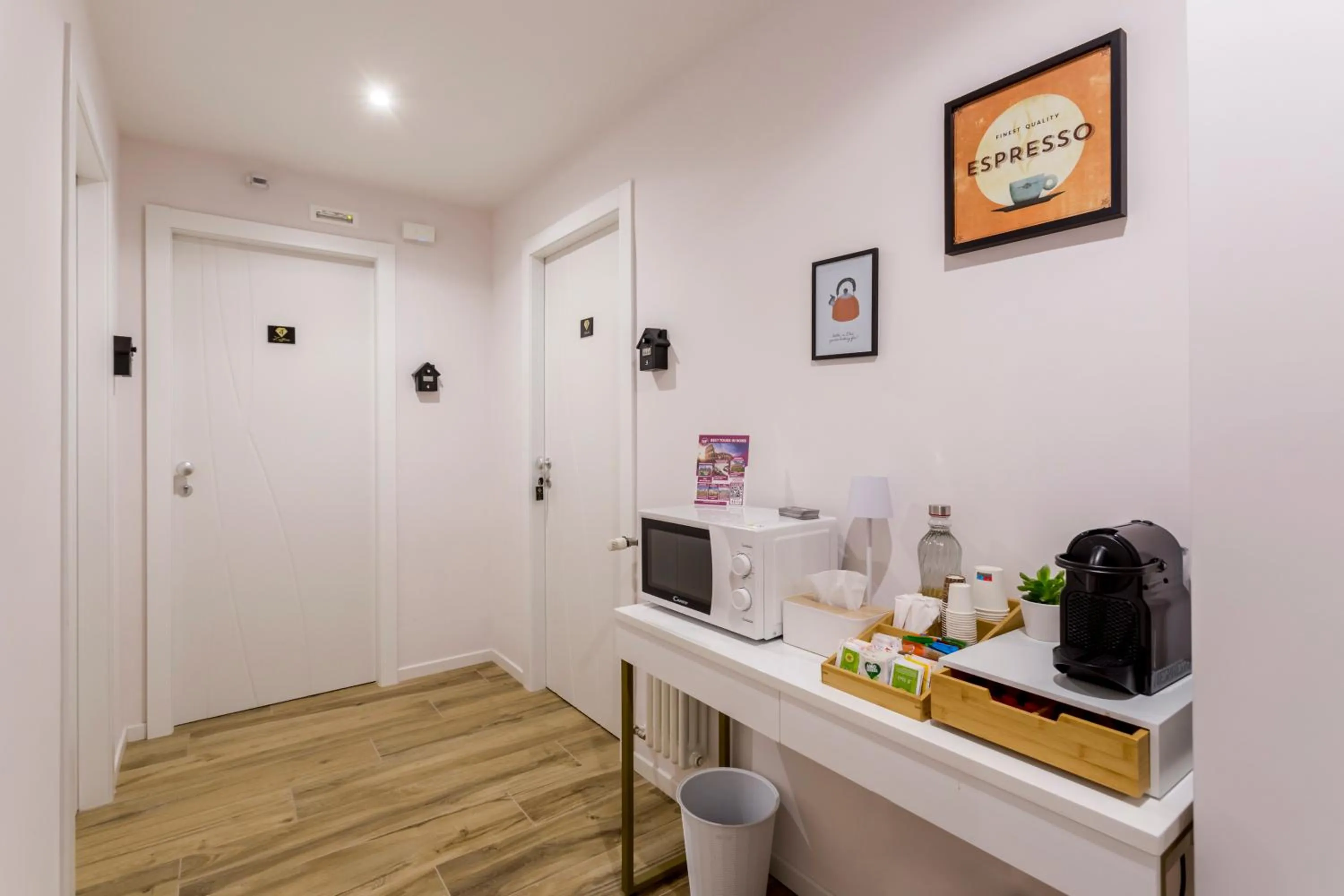 Coffee/tea facilities in Romi Suite