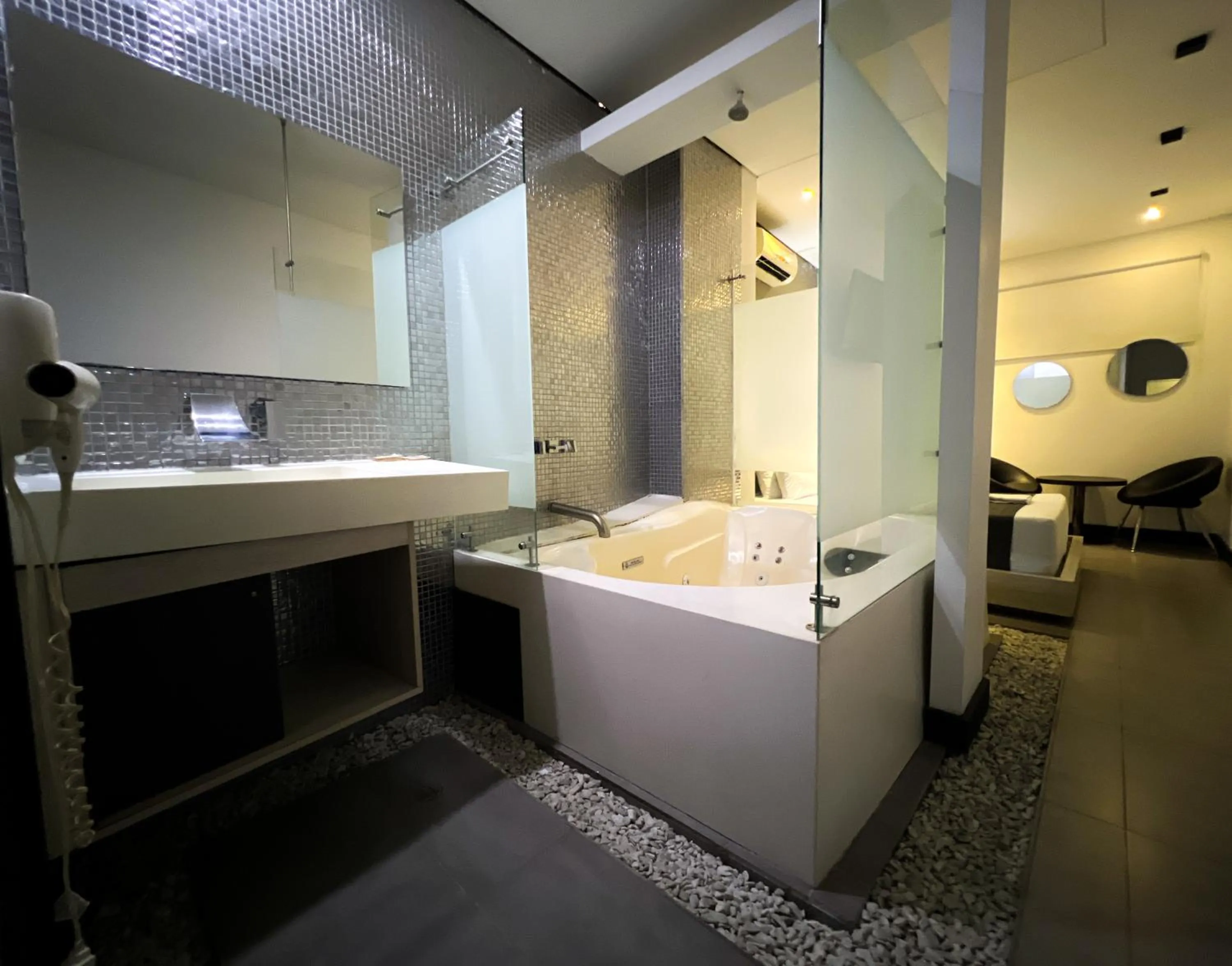 Shower, Bed in Hotel 47 Medellin Center