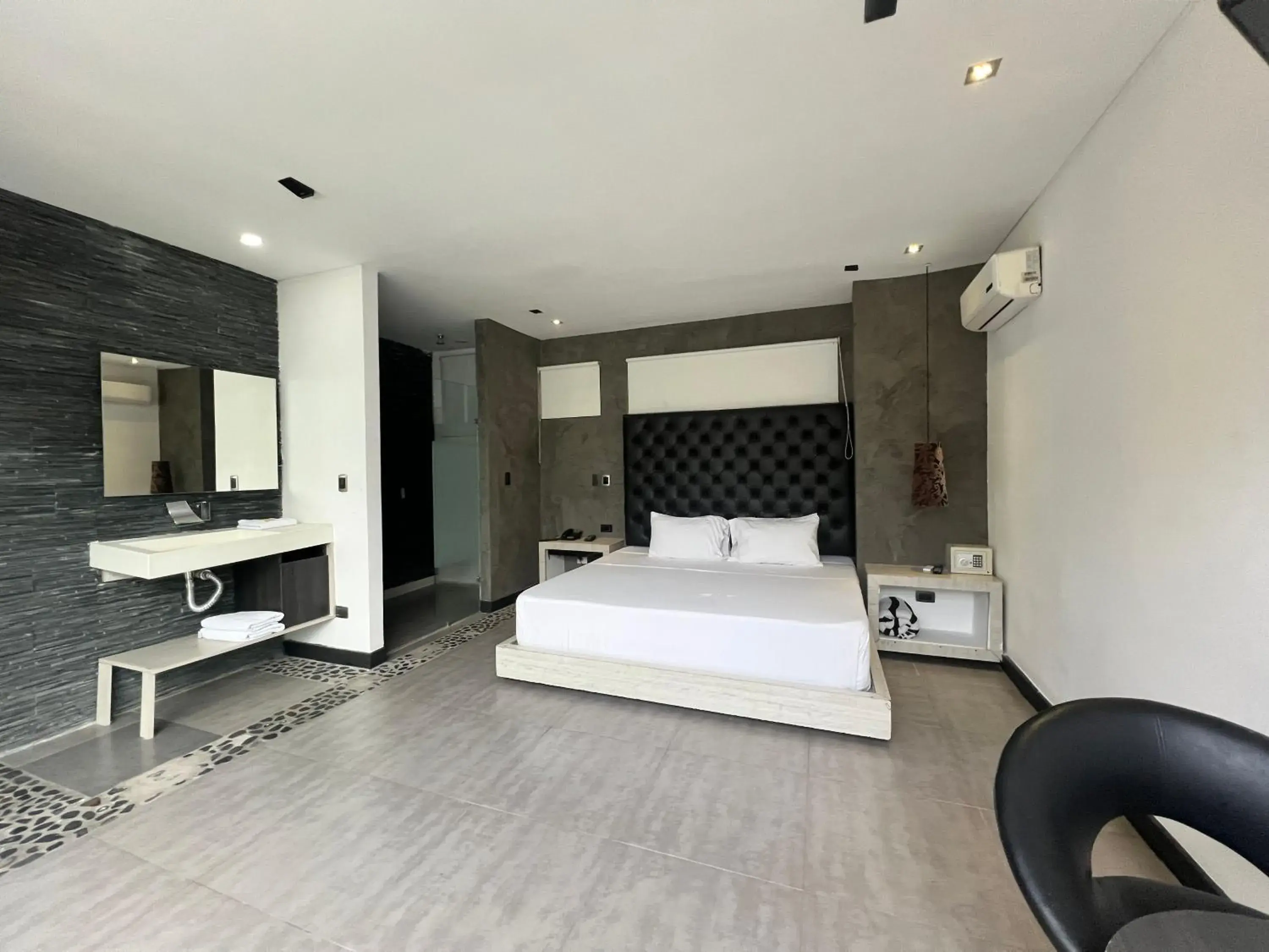 Large Double Room in Hotel 47 Medellin Center Large Double Room in Hotel 47 Medellin Center