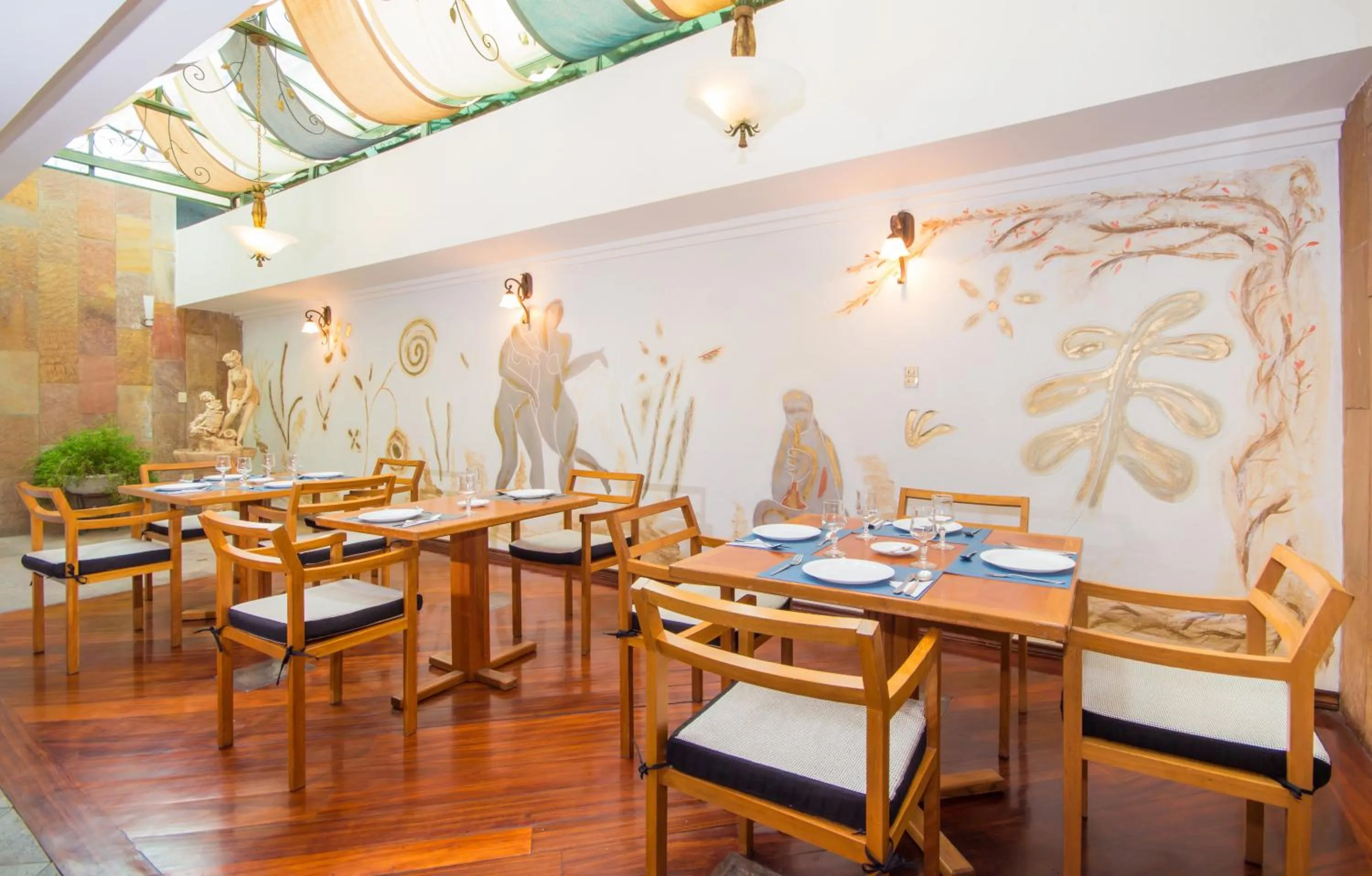 Restaurant/places to eat in Hotel Tourblanche