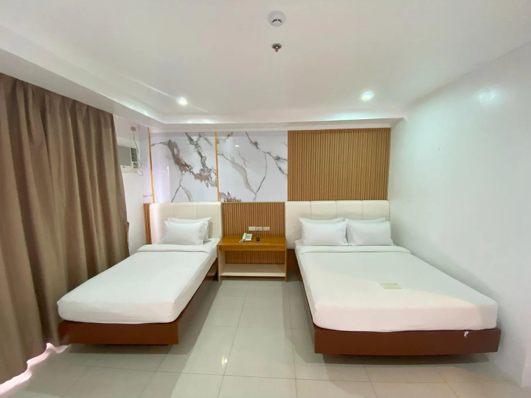 Bed in LM METRO HOTEL