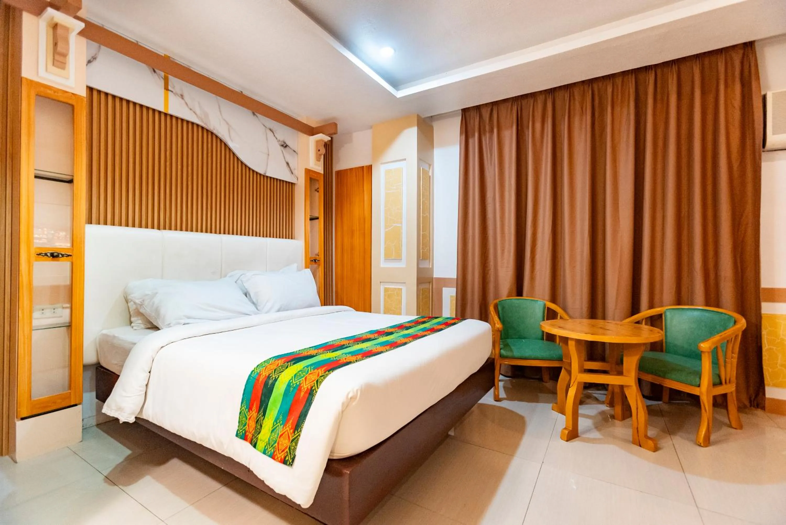 Bed in LM METRO HOTEL