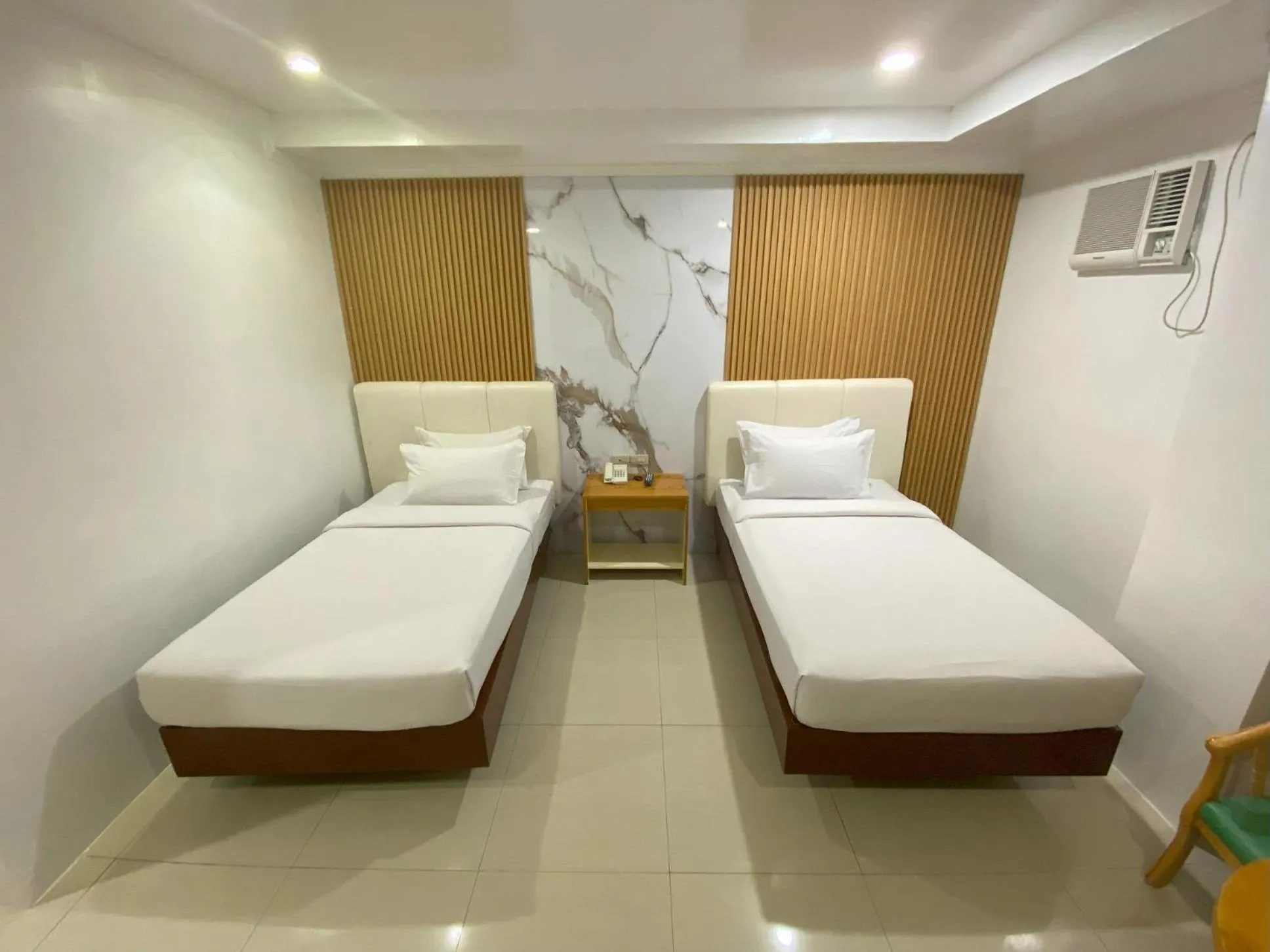 Bed in LM METRO HOTEL