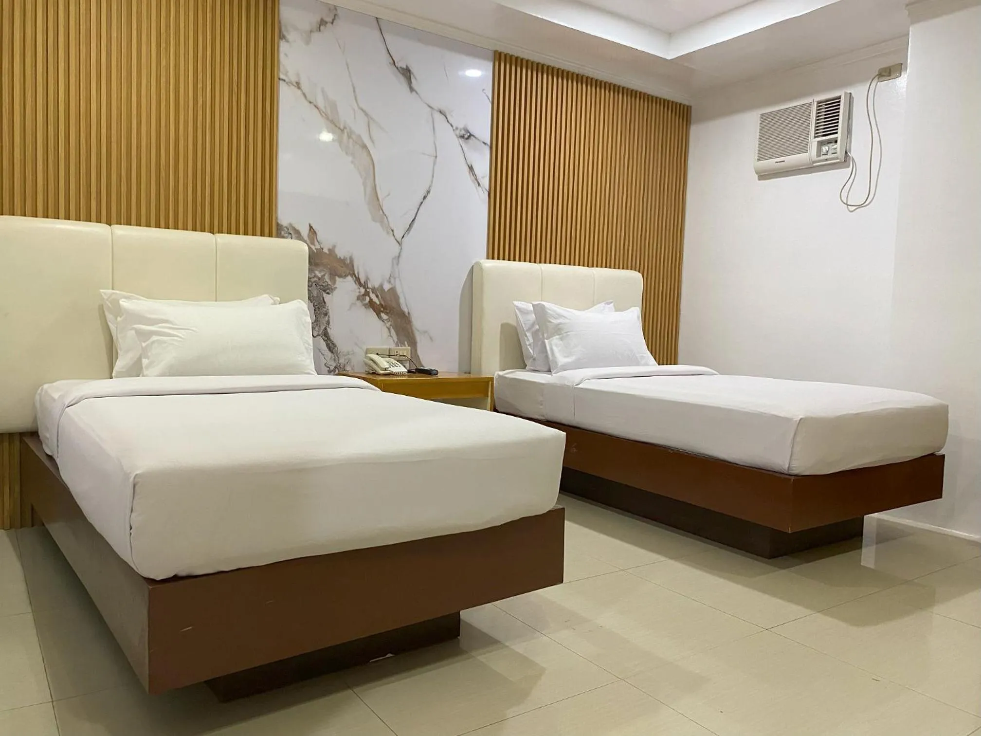 Bed in LM METRO HOTEL