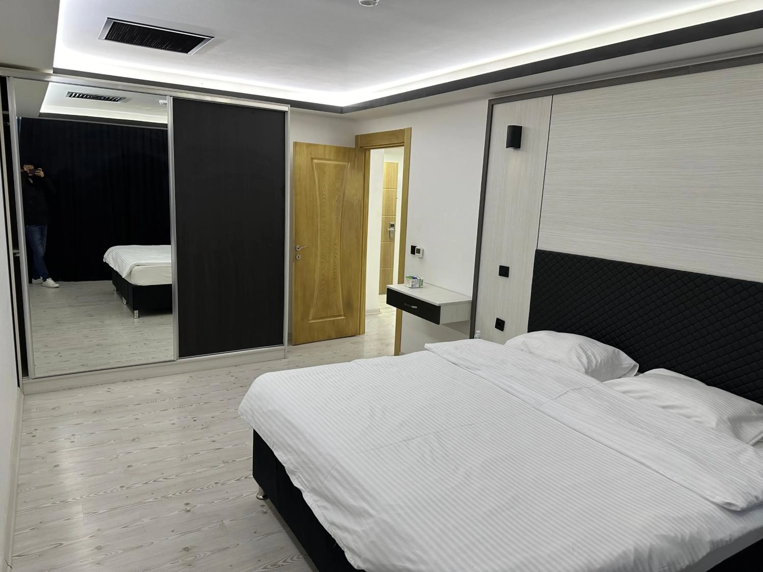 Photo of the whole room, Bed in KT Suite