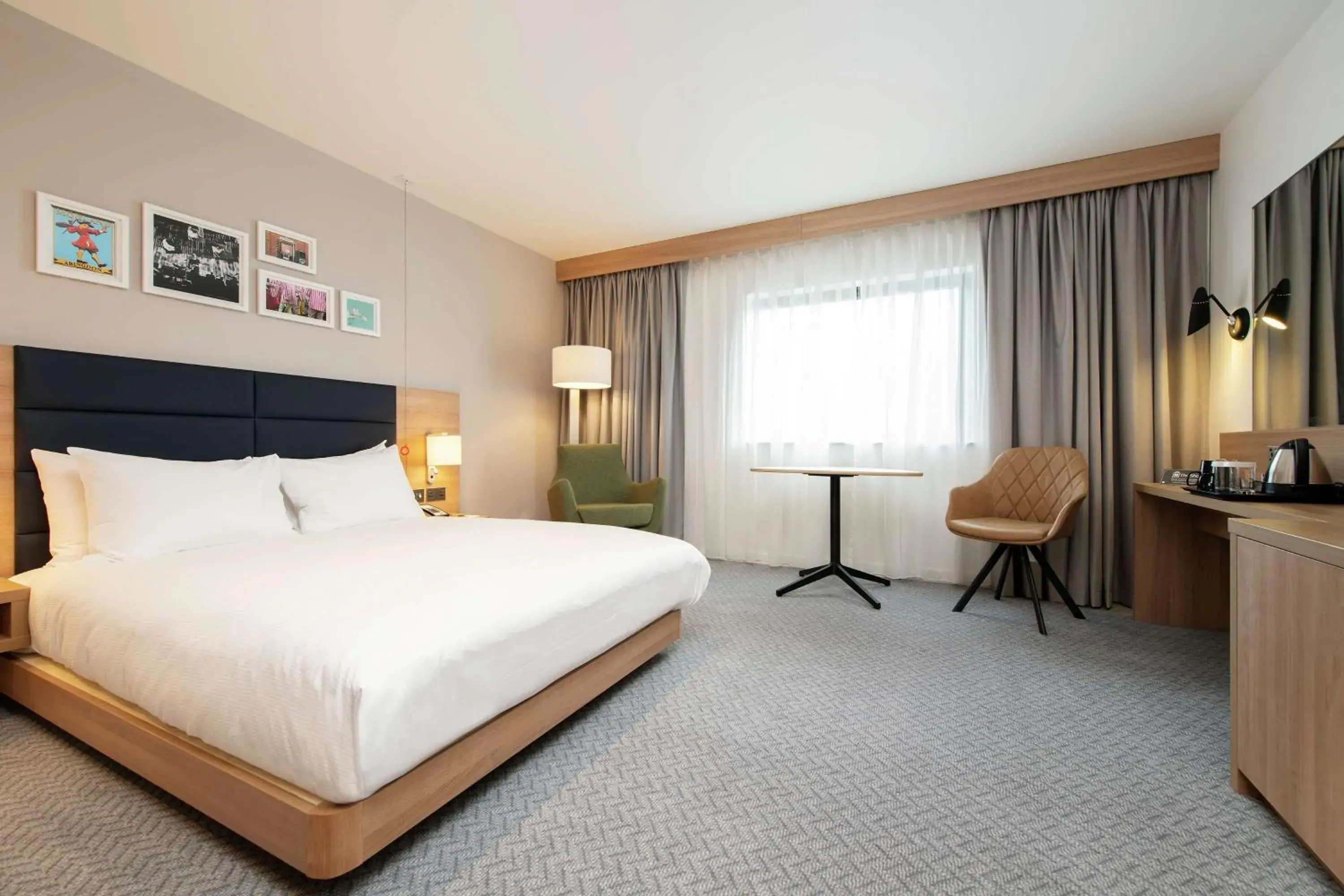 King Room - Mobility Accessible in Hilton Garden Inn Abingdon Oxford King Room - Mobility Accessible in Hilton Garden Inn Abingdon Oxford