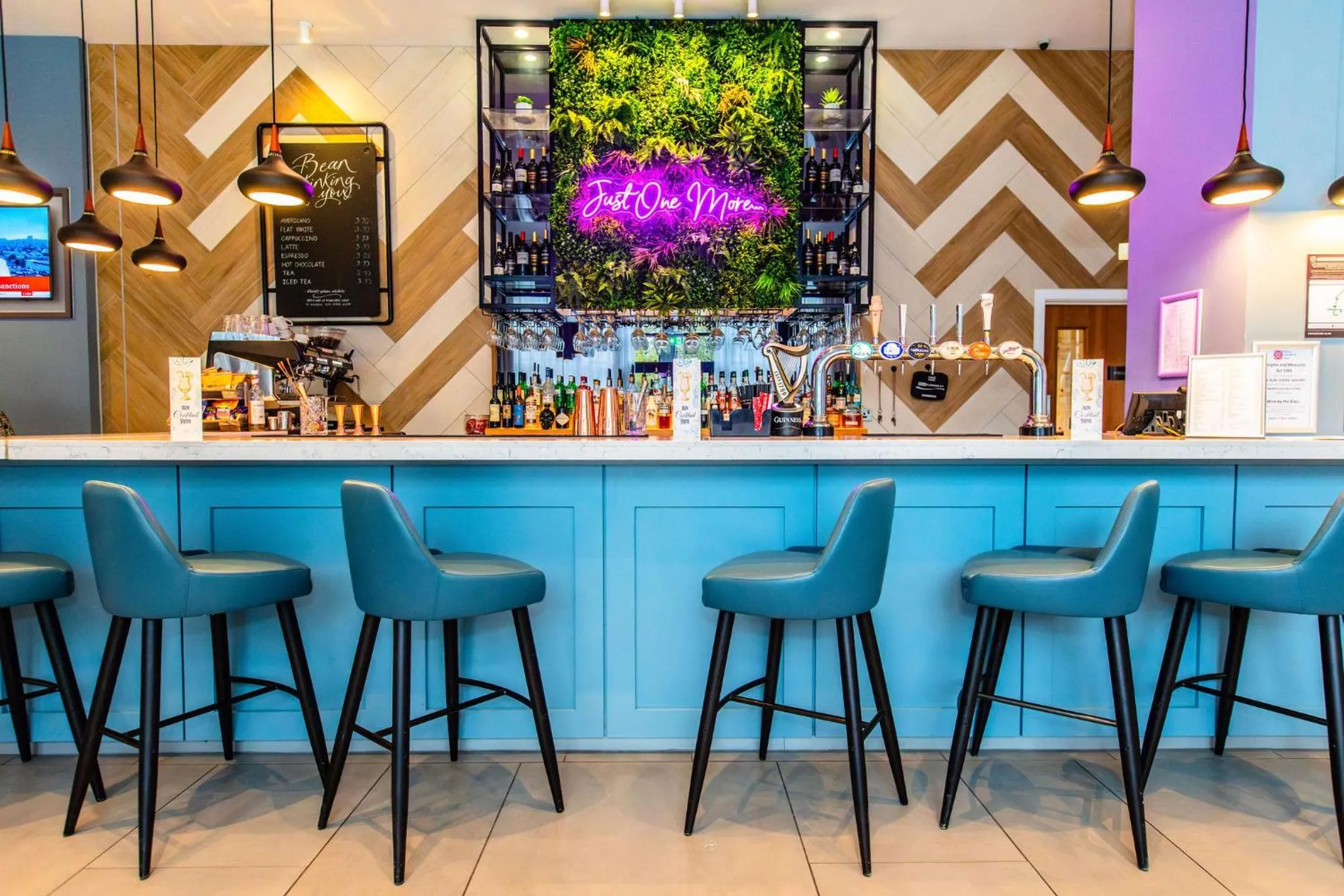 Lounge or bar in Hilton Garden Inn Abingdon Oxford