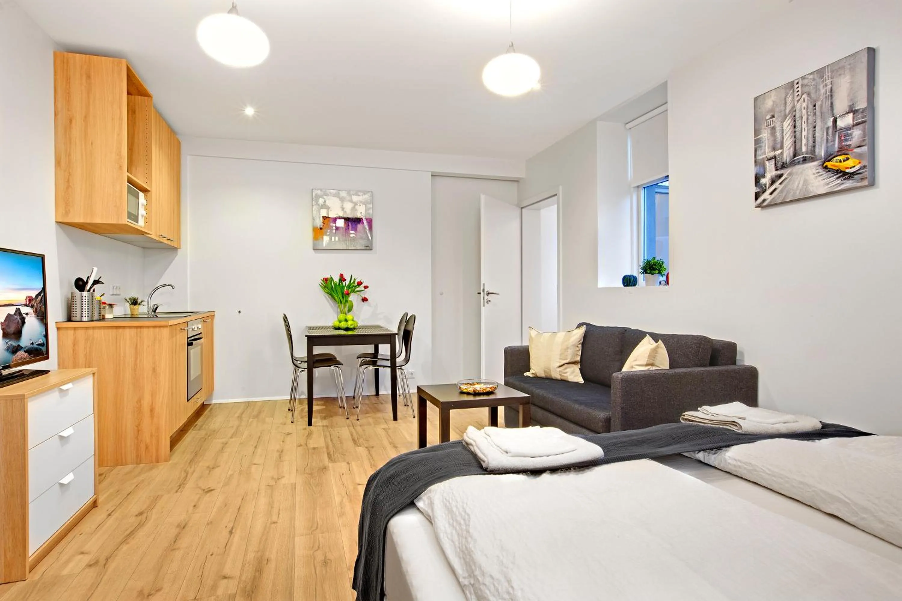 Photo of the whole room, Bed in Alfred's Studios