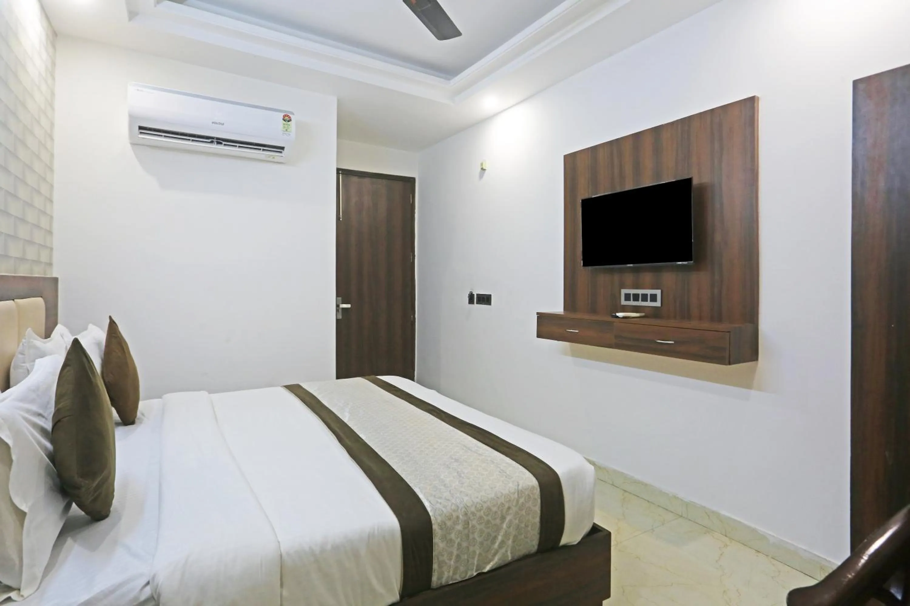 Bed in Hotel ECG Grand Inn-Near Delhi Airport free Airport Drop