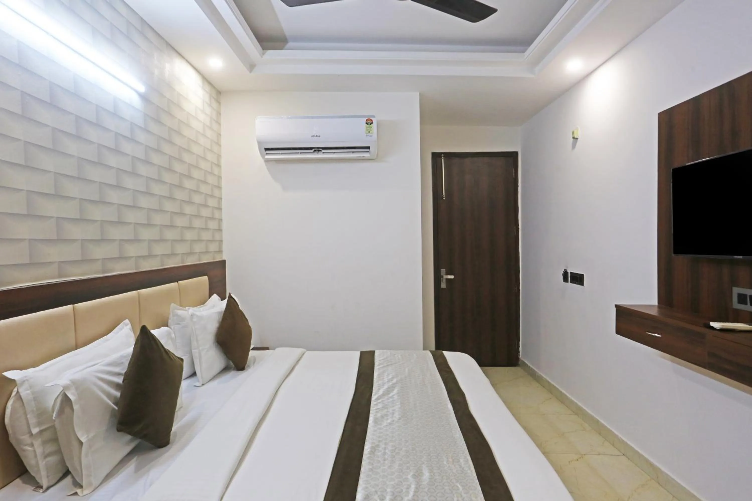 Bed in Hotel ECG Grand Inn-Near Delhi Airport free Airport Drop