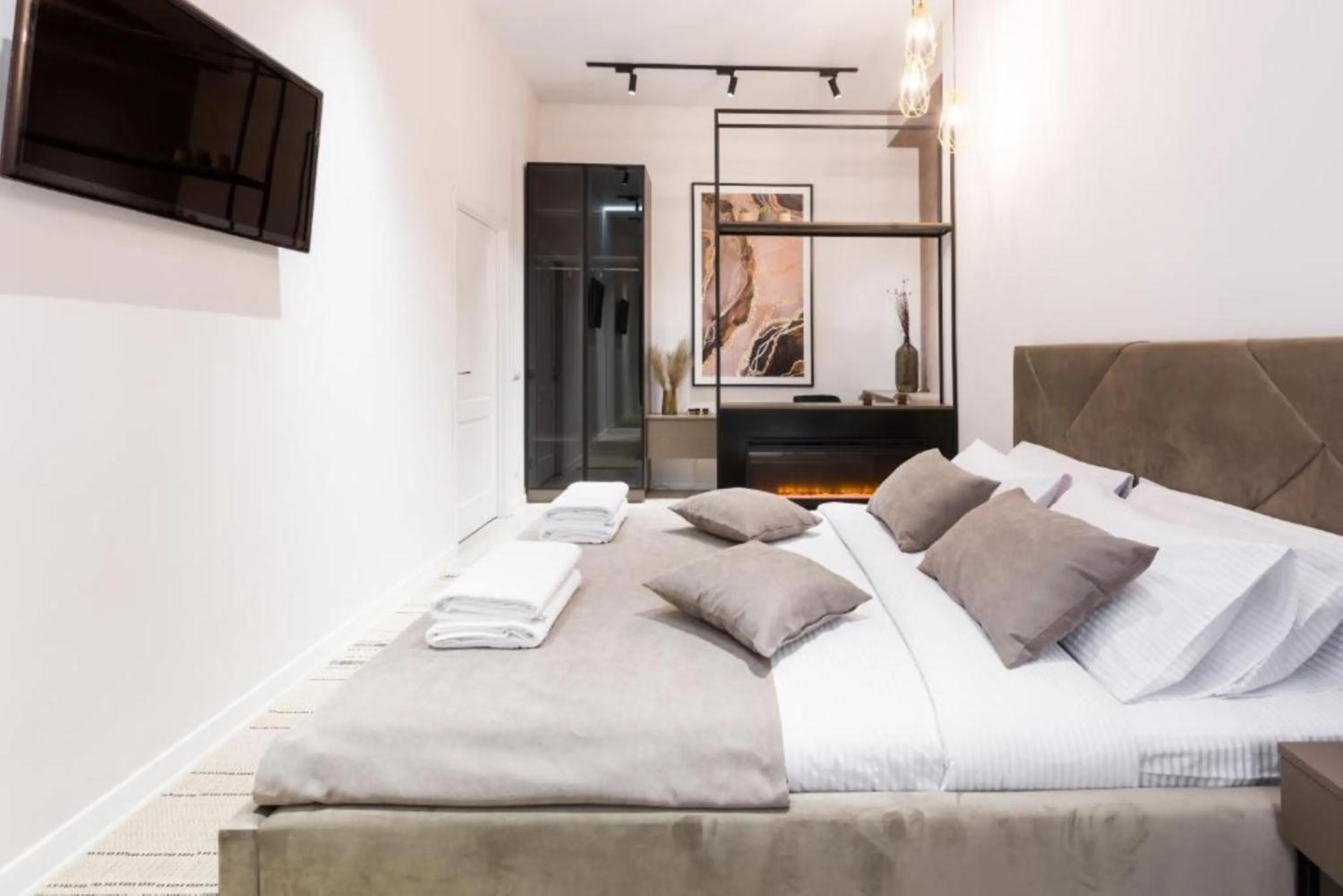 Bed in Hotel ECG Inn-Near Delhi IGI Airport