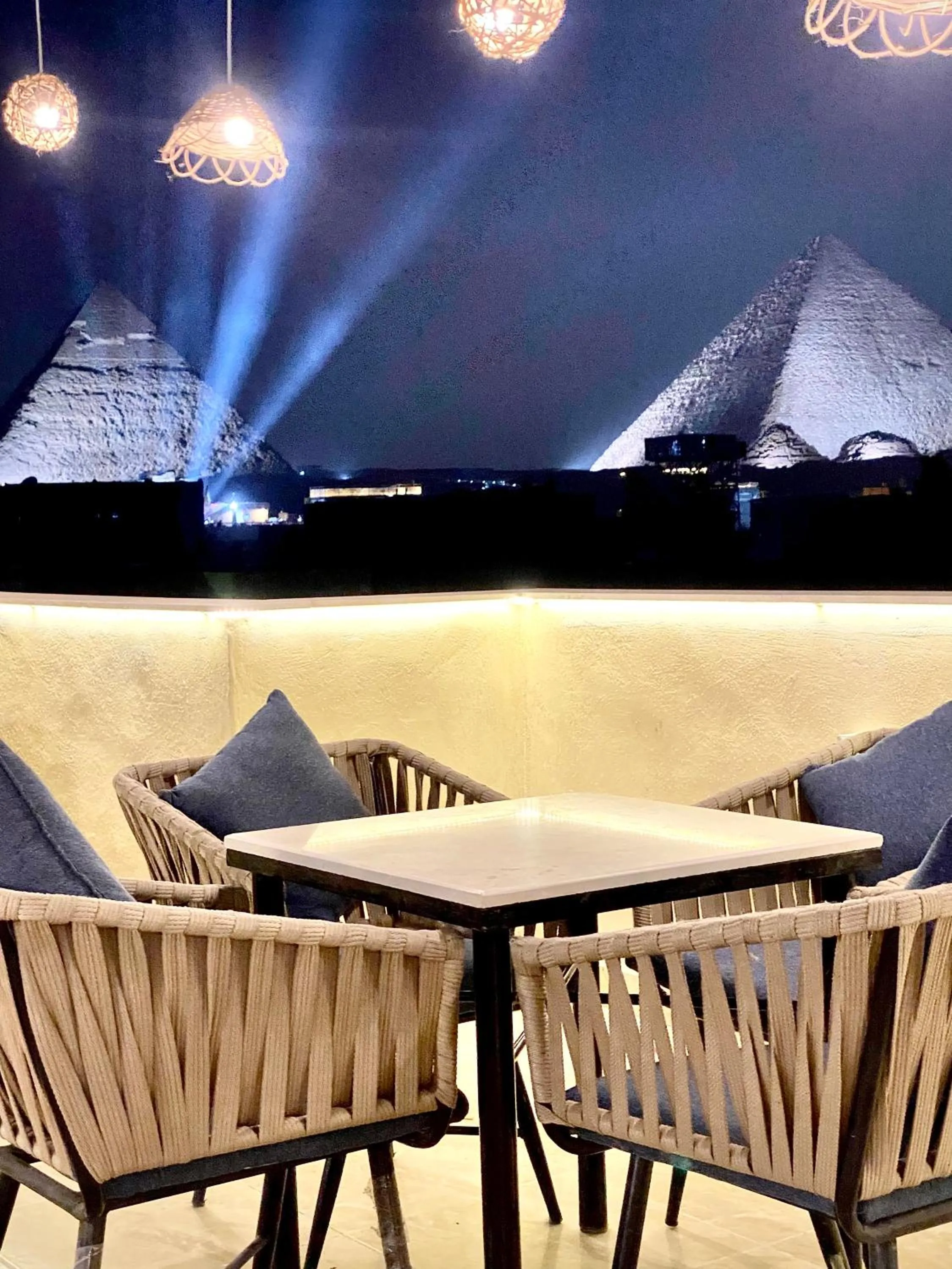 Restaurant/places to eat in Farsha Pyramids Inn