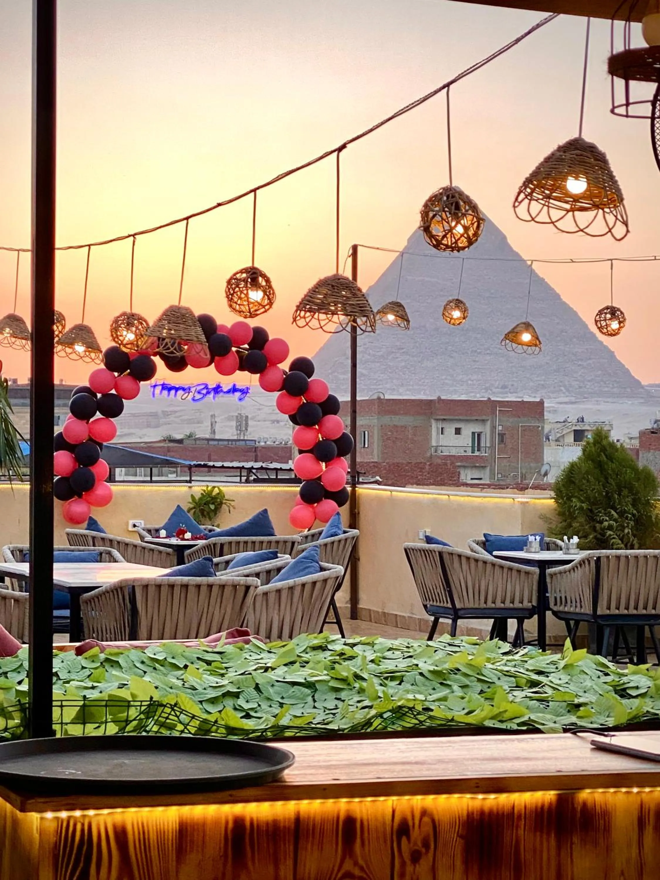 Restaurant/places to eat in Farsha Pyramids Inn