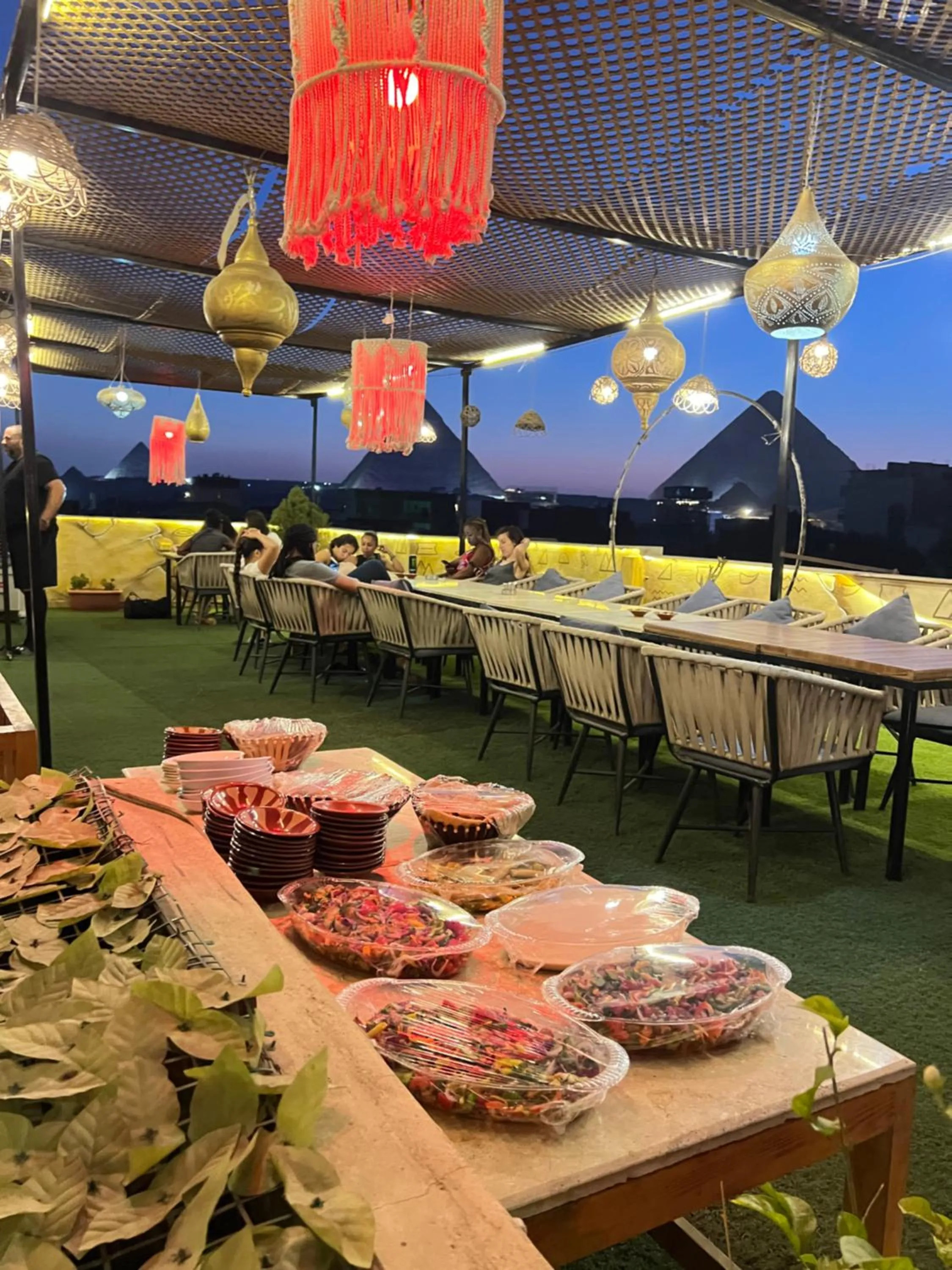 Restaurant/places to eat in Farsha Pyramids Inn