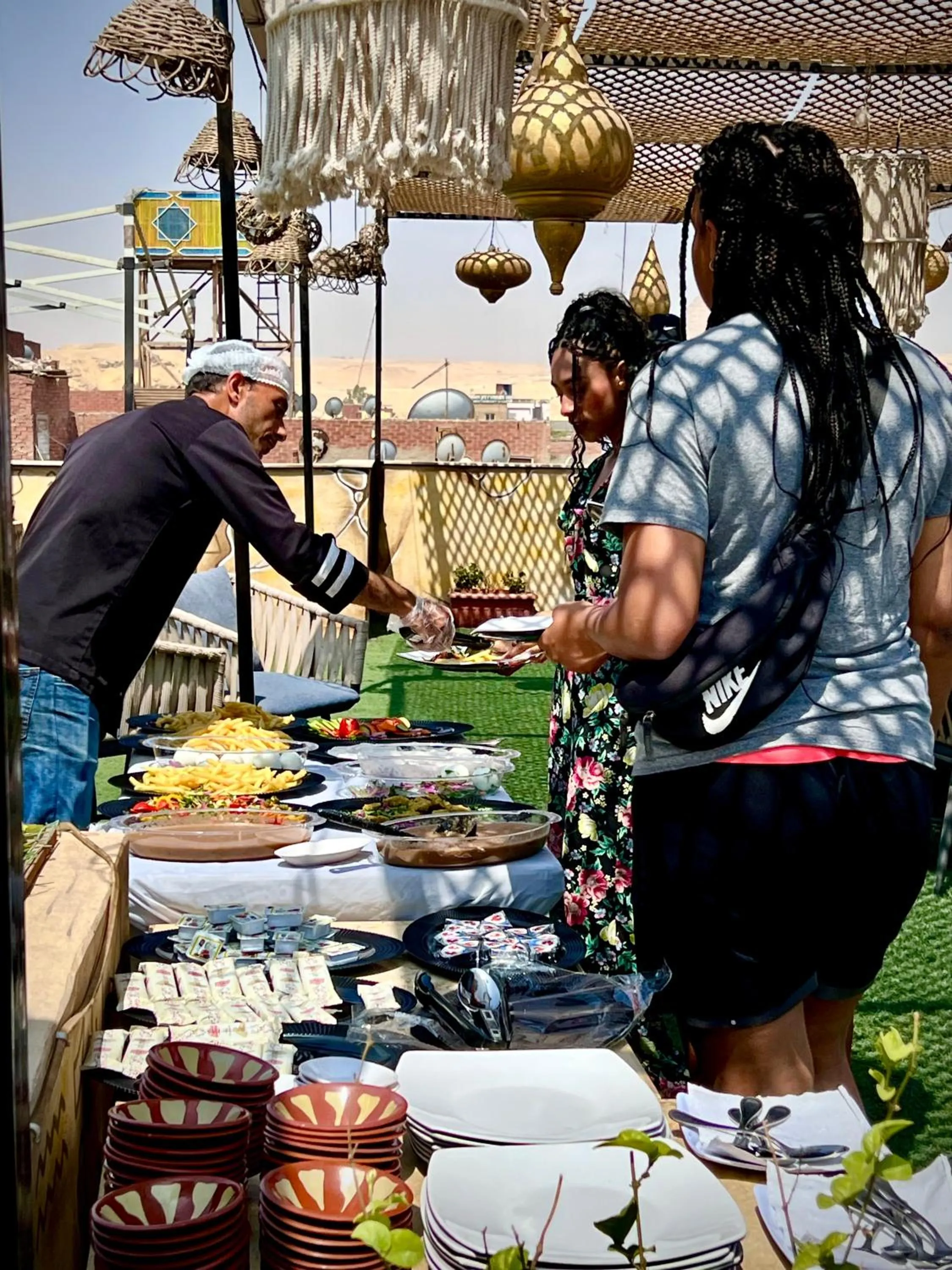 Restaurant/places to eat in Farsha Pyramids Inn