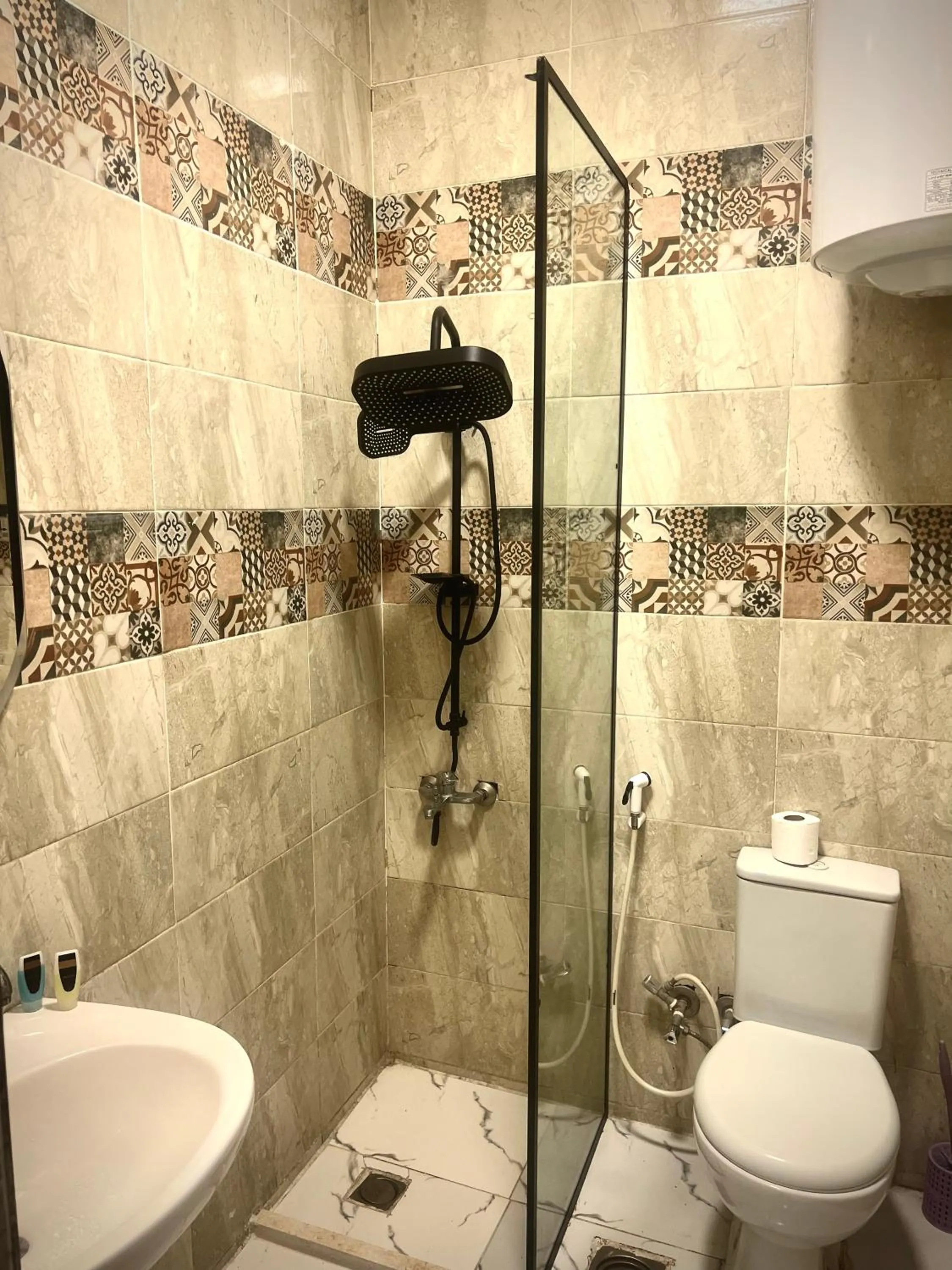 Shower in Farsha Pyramids Inn