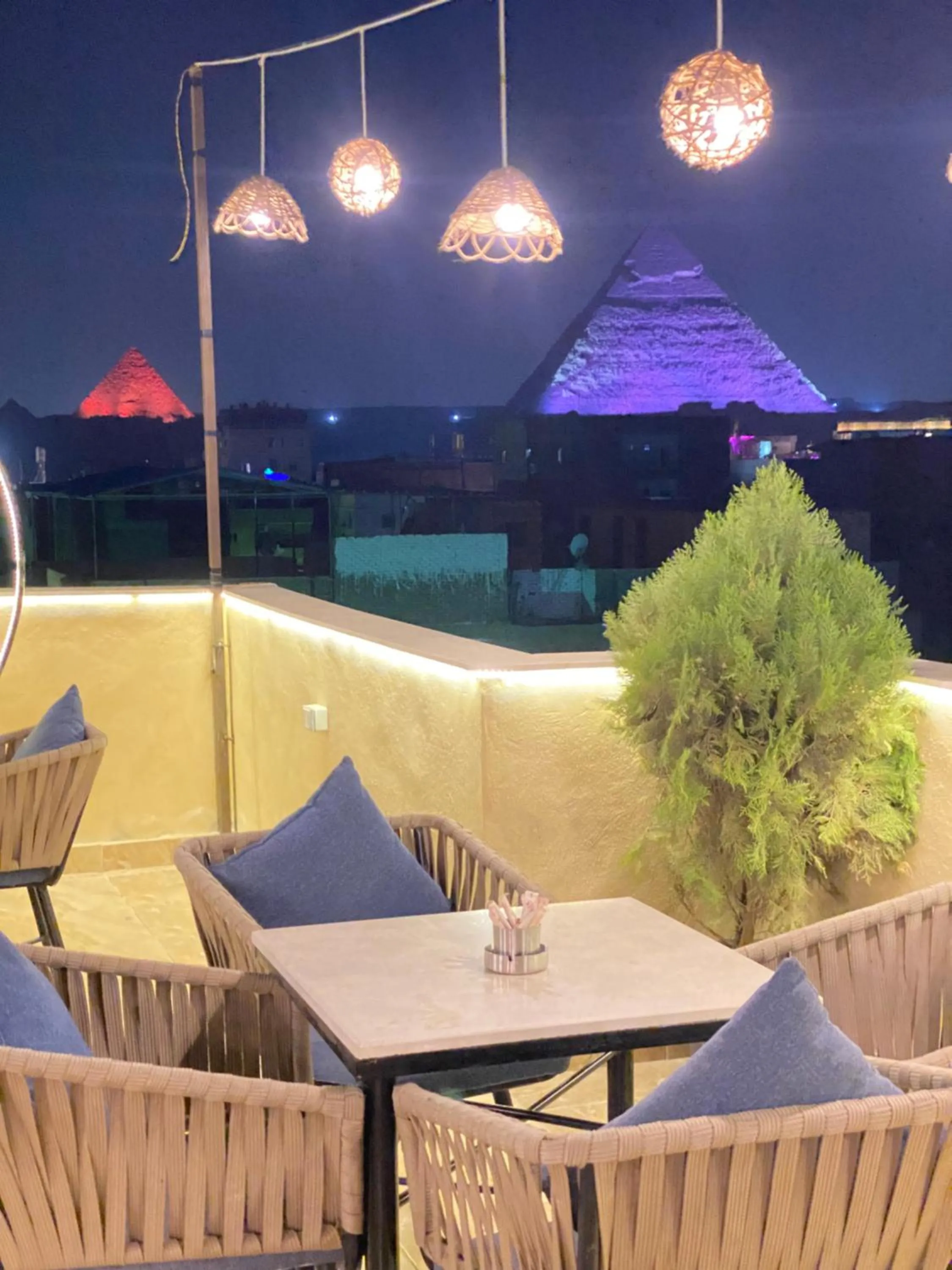 Restaurant/places to eat in Farsha Pyramids Inn