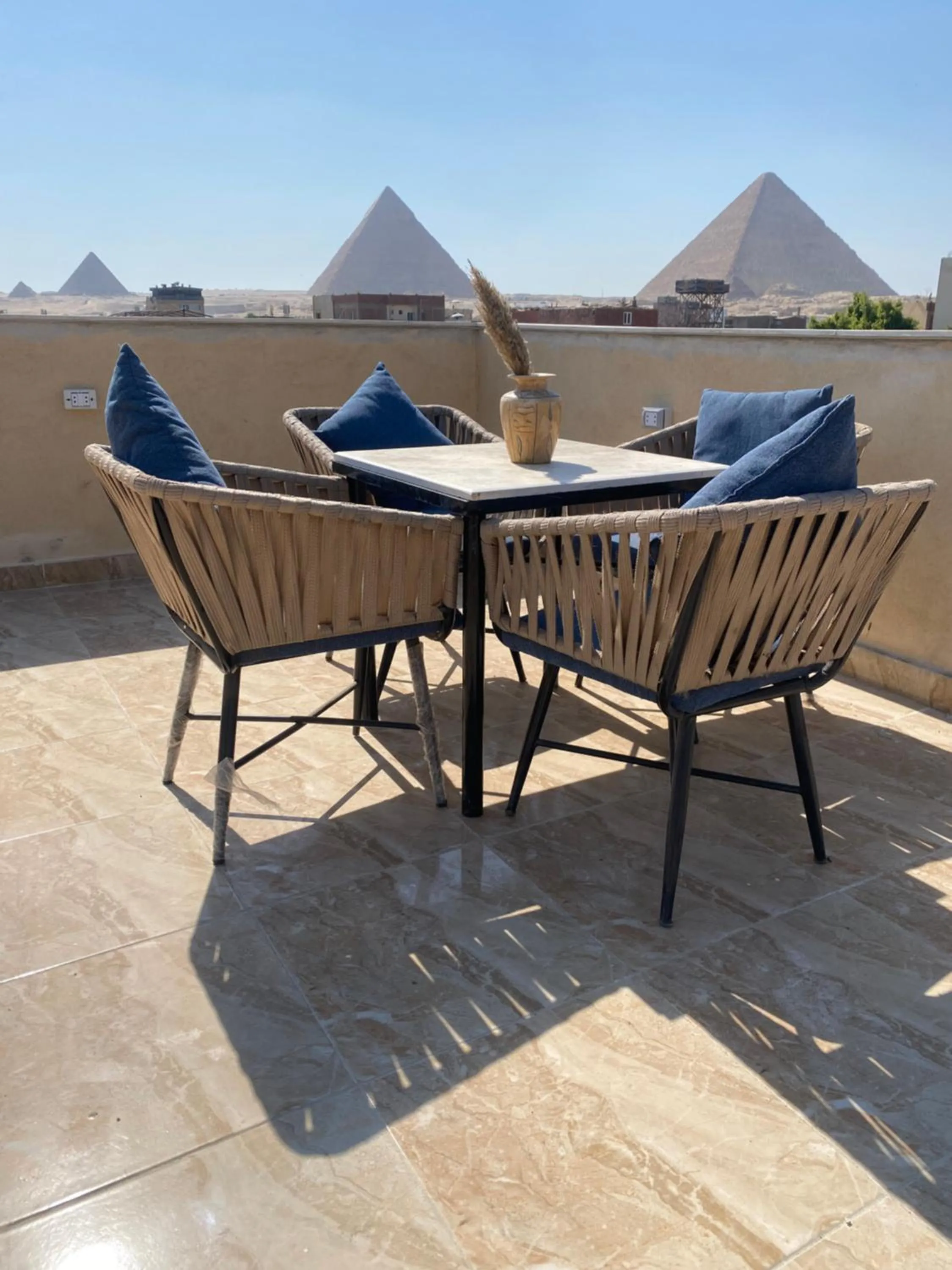 Restaurant/places to eat in Farsha Pyramids Inn