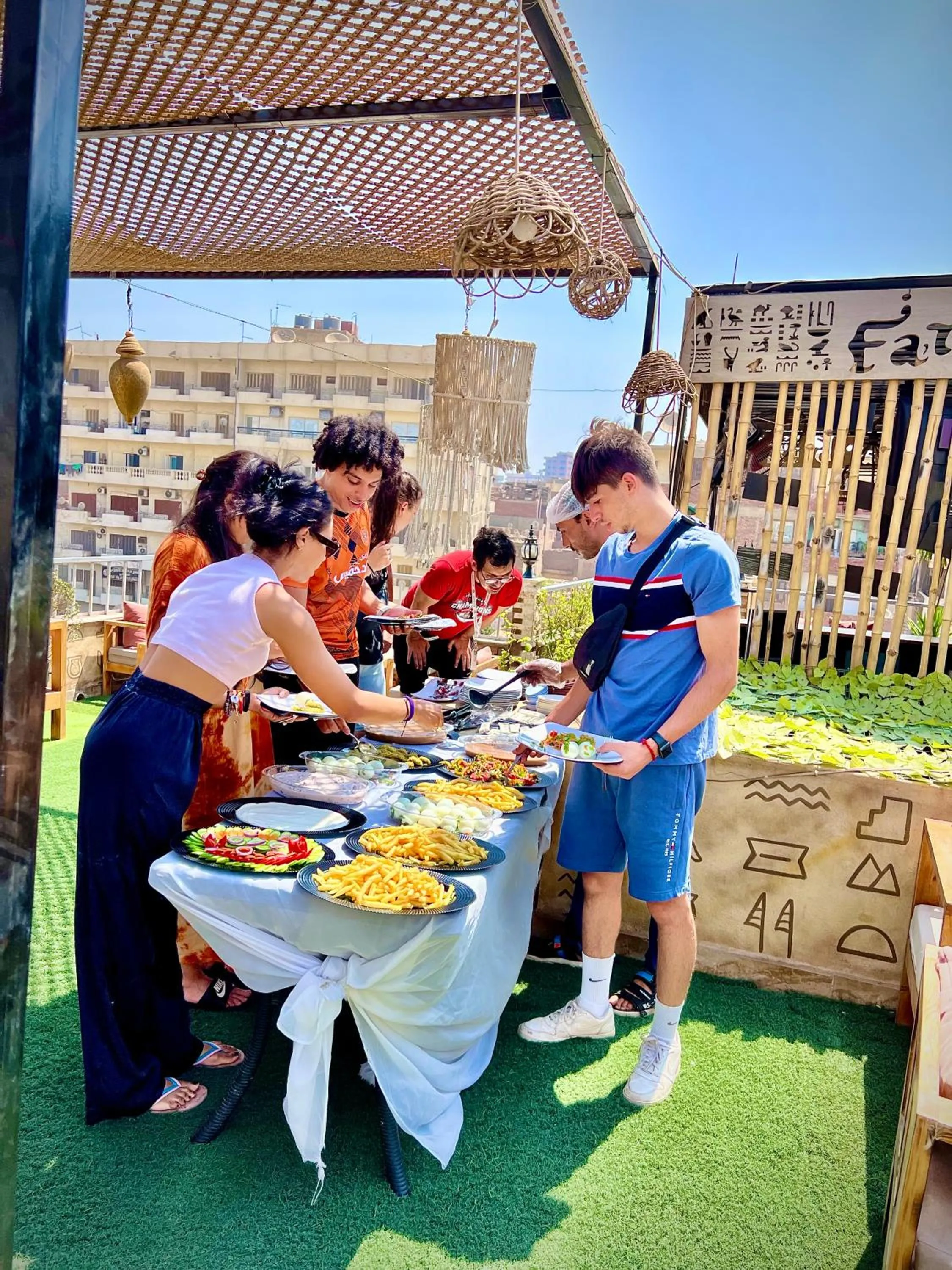 Restaurant/places to eat in Farsha Pyramids Inn