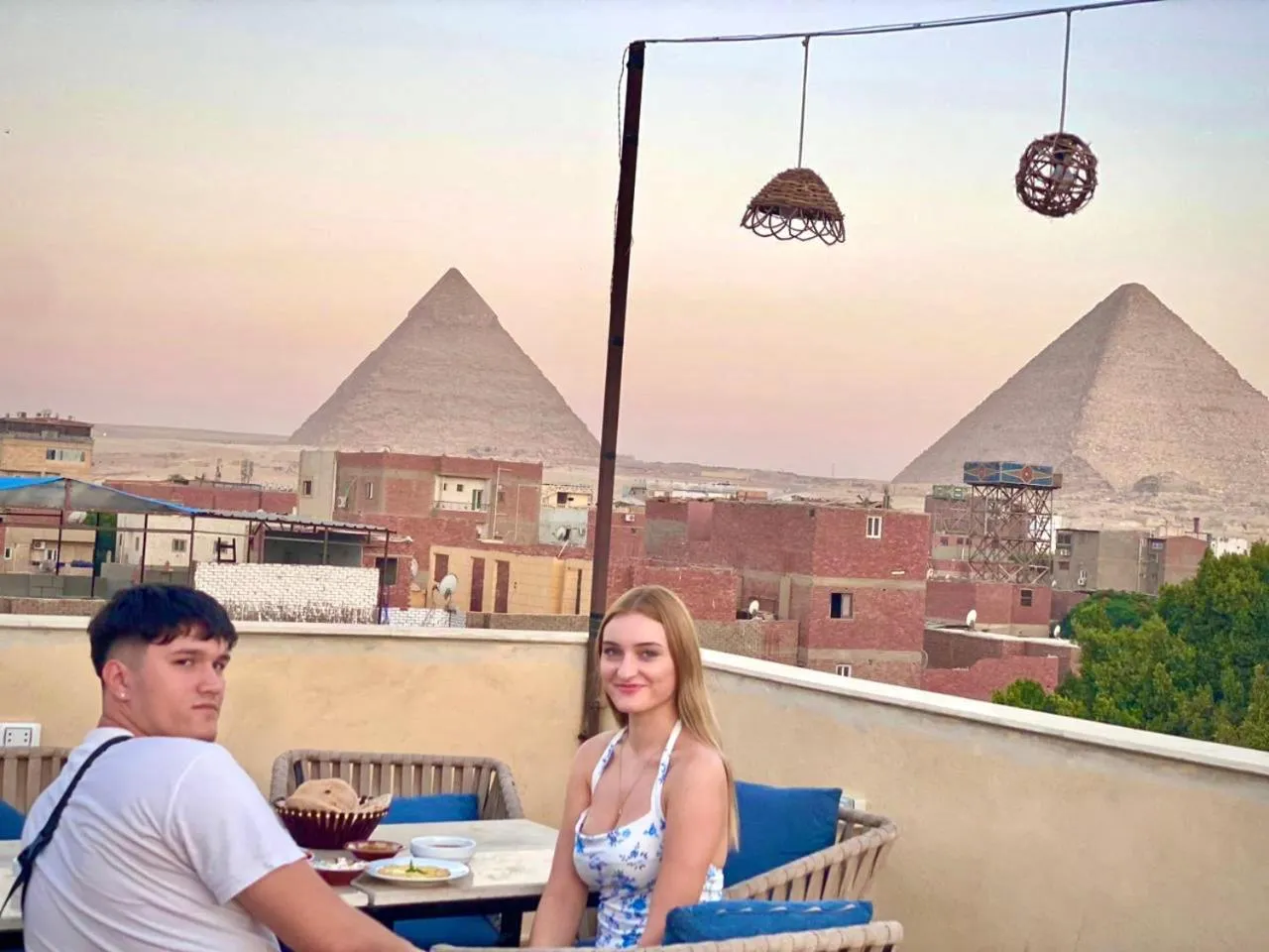 Restaurant/places to eat in Farsha Pyramids Inn