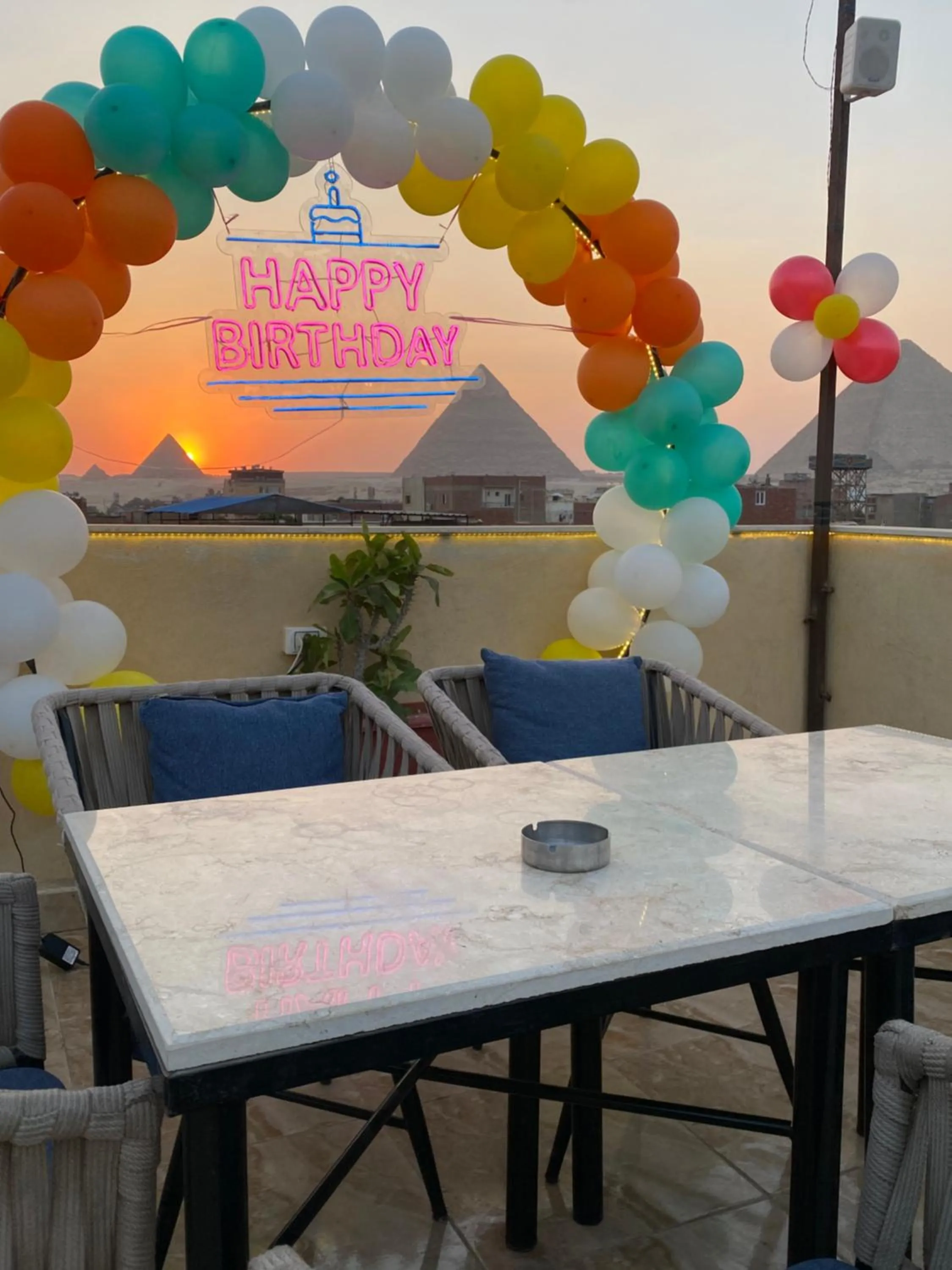 Restaurant/places to eat in Farsha Pyramids Inn