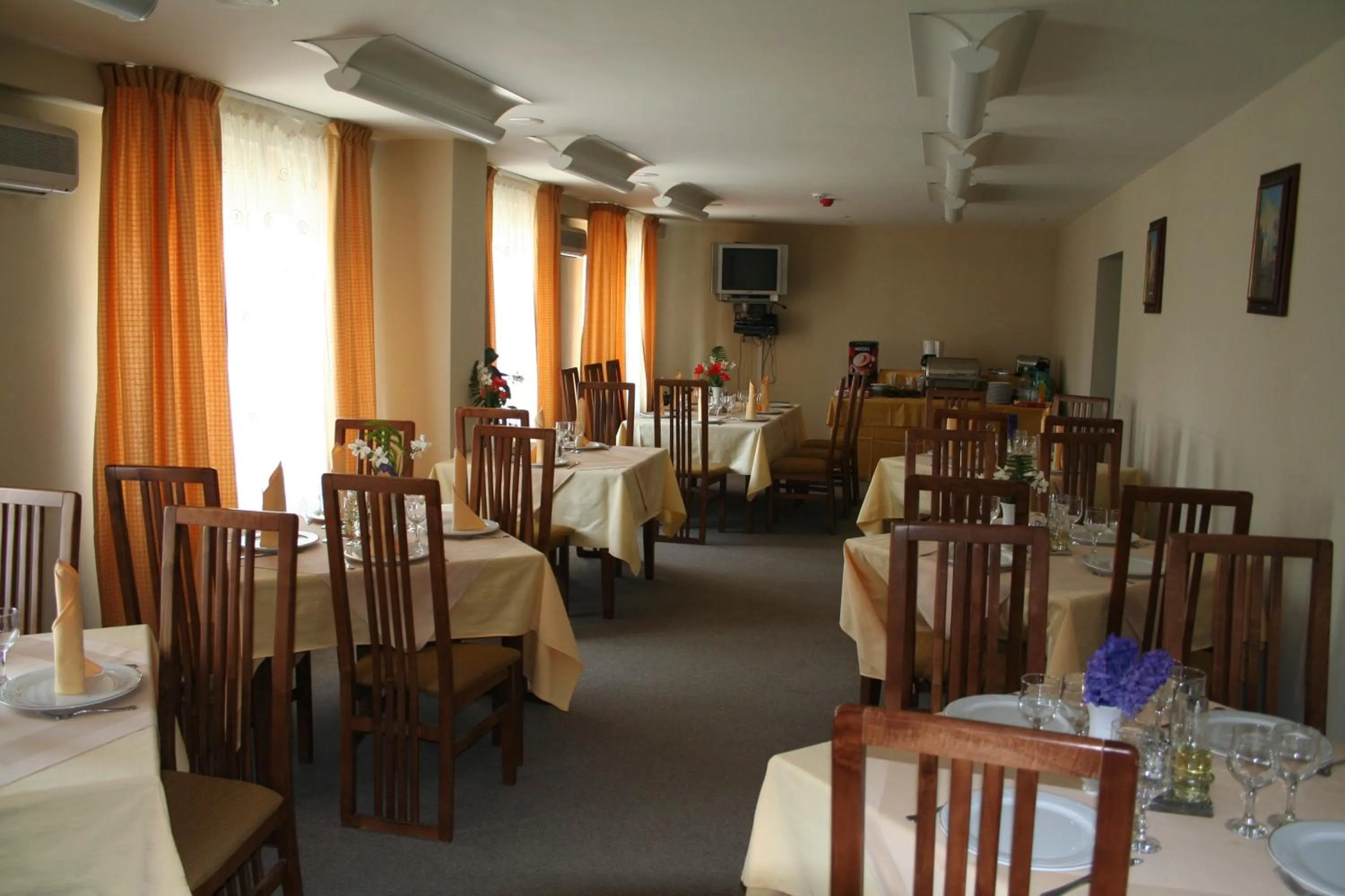 Restaurant/places to eat in Hotel Baneasa Parc
