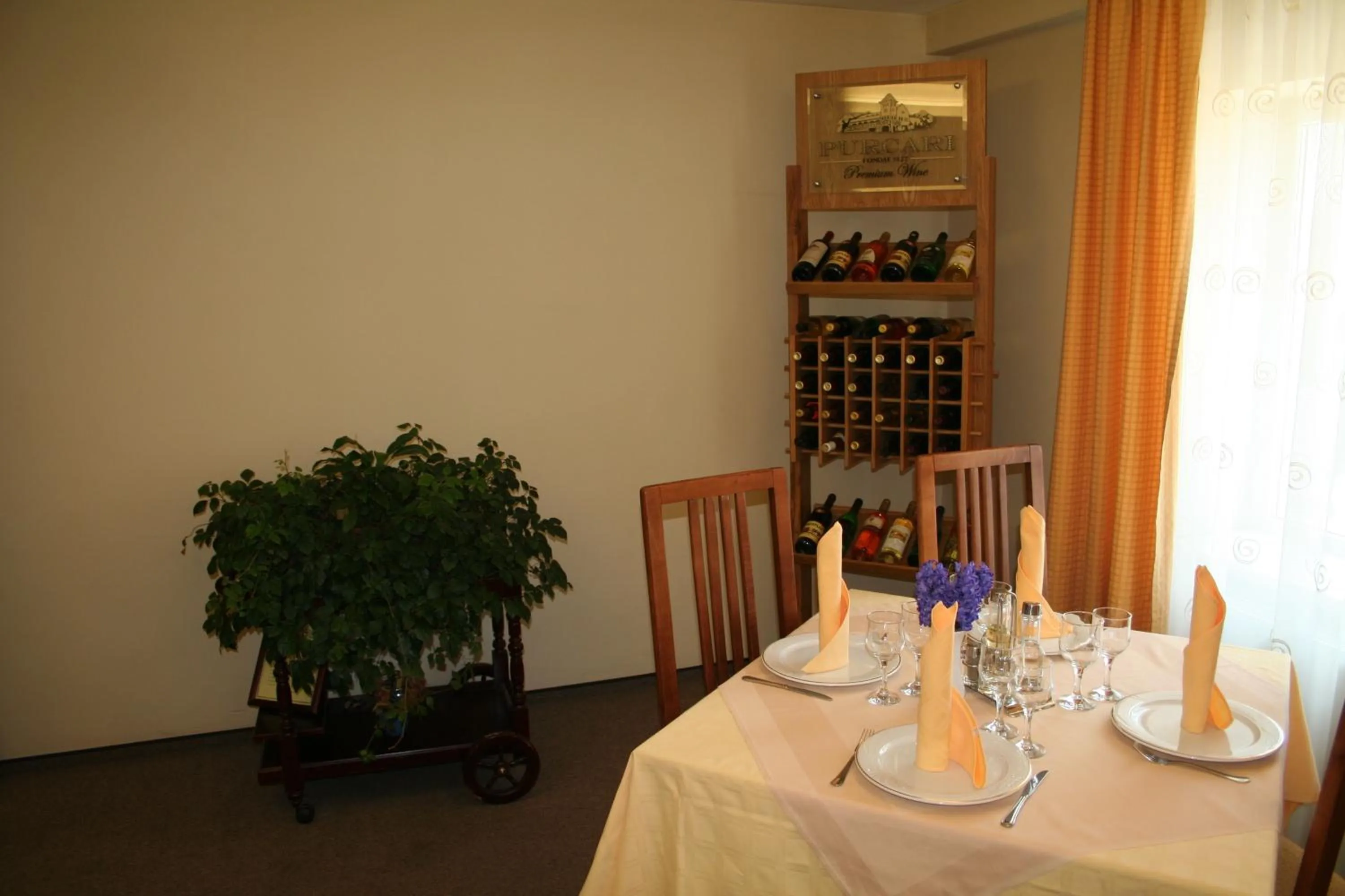Restaurant/places to eat in Hotel Baneasa Parc