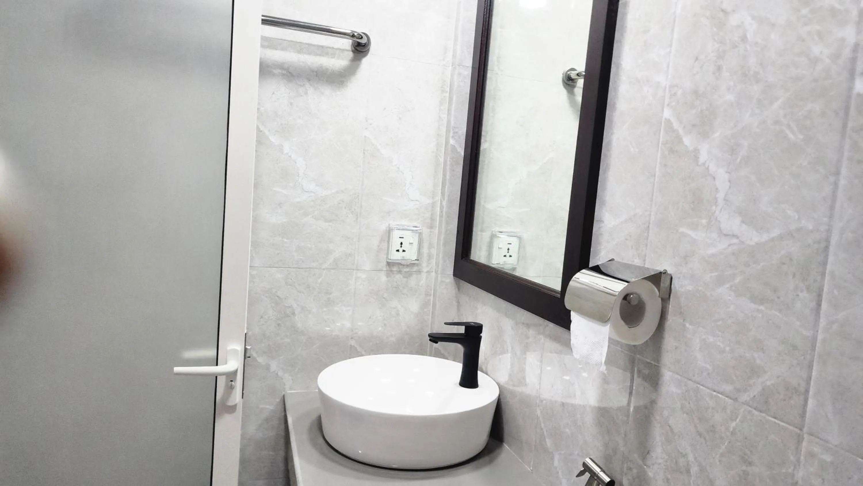 Bathroom in Isle inn {Fuvahmulah)