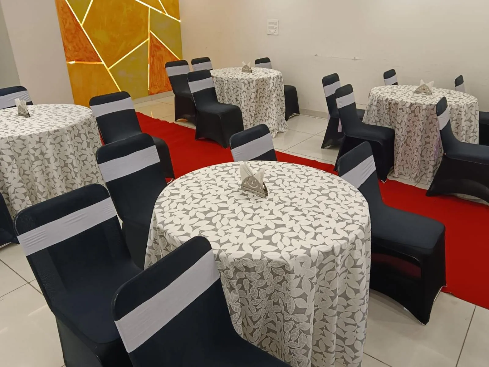 Restaurant/places to eat in Hotel Siddhali Inn