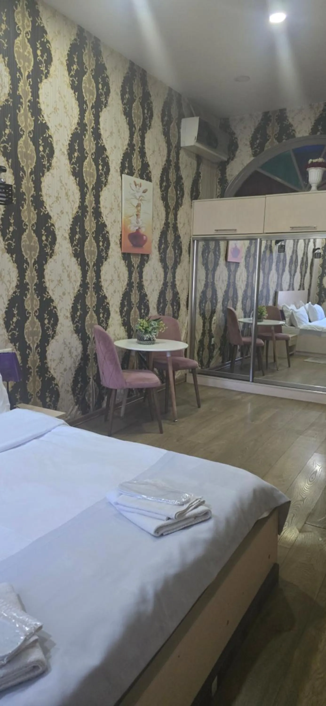 Seating area, Bed in Sanapiro +