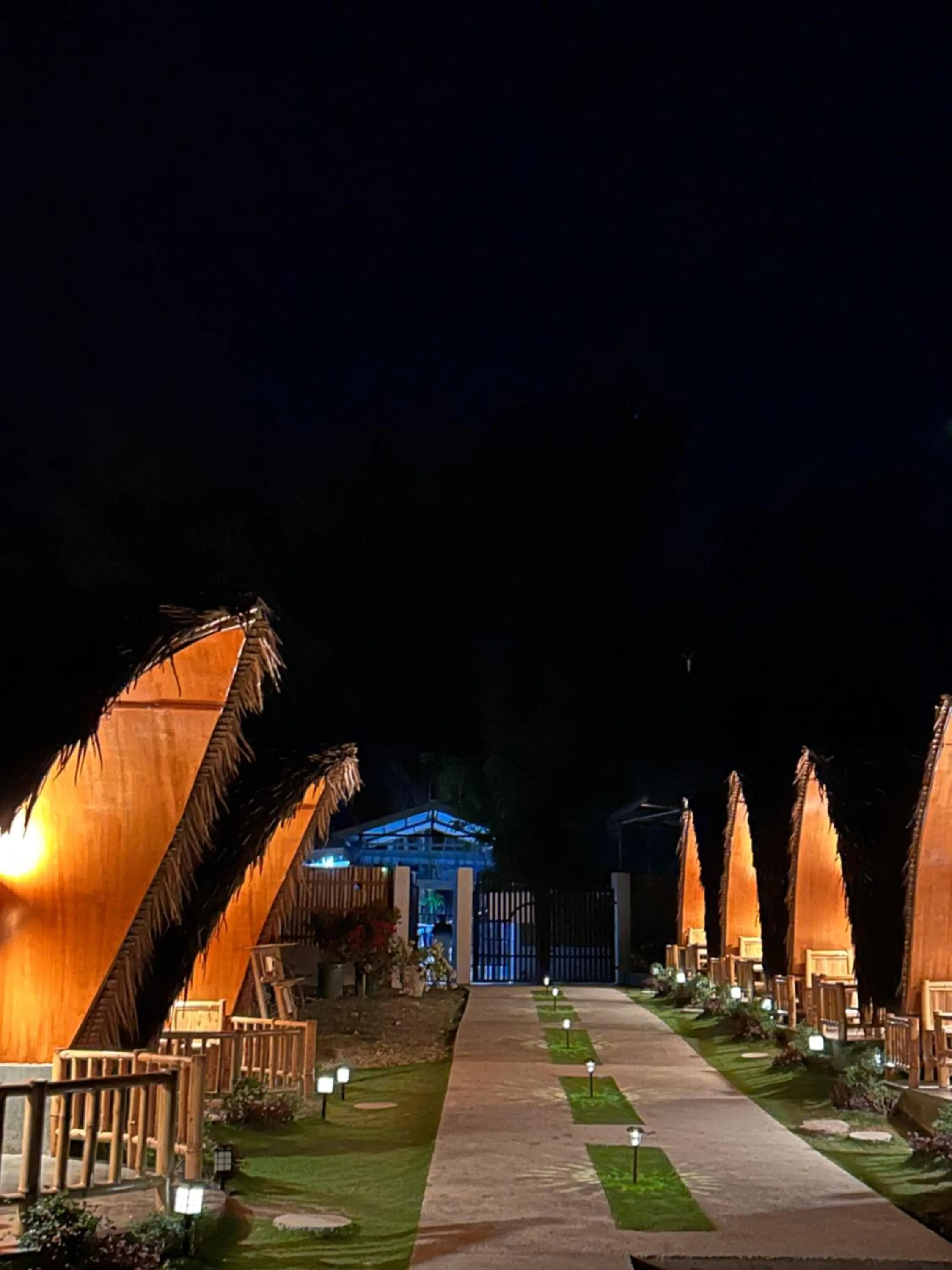 Night in East Holiday Resort Moalboal