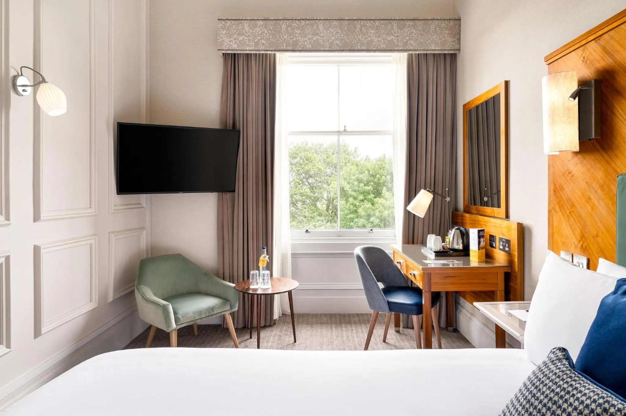 Photo of the whole room, Bed in voco Edinburgh - Royal Terrace, an IHG Hotel