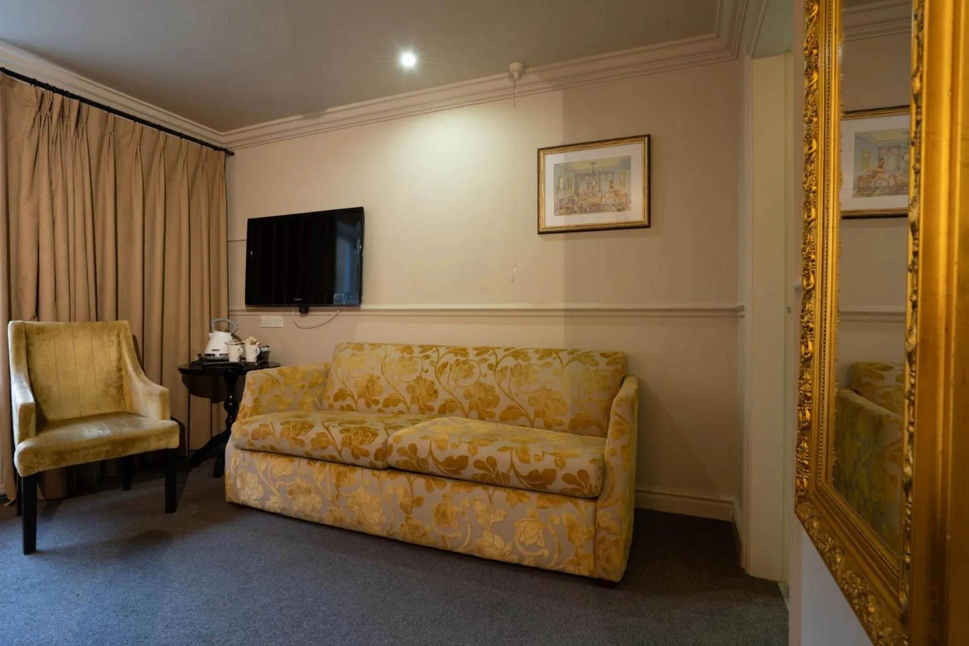 TV and multimedia in Hollin House Hotel