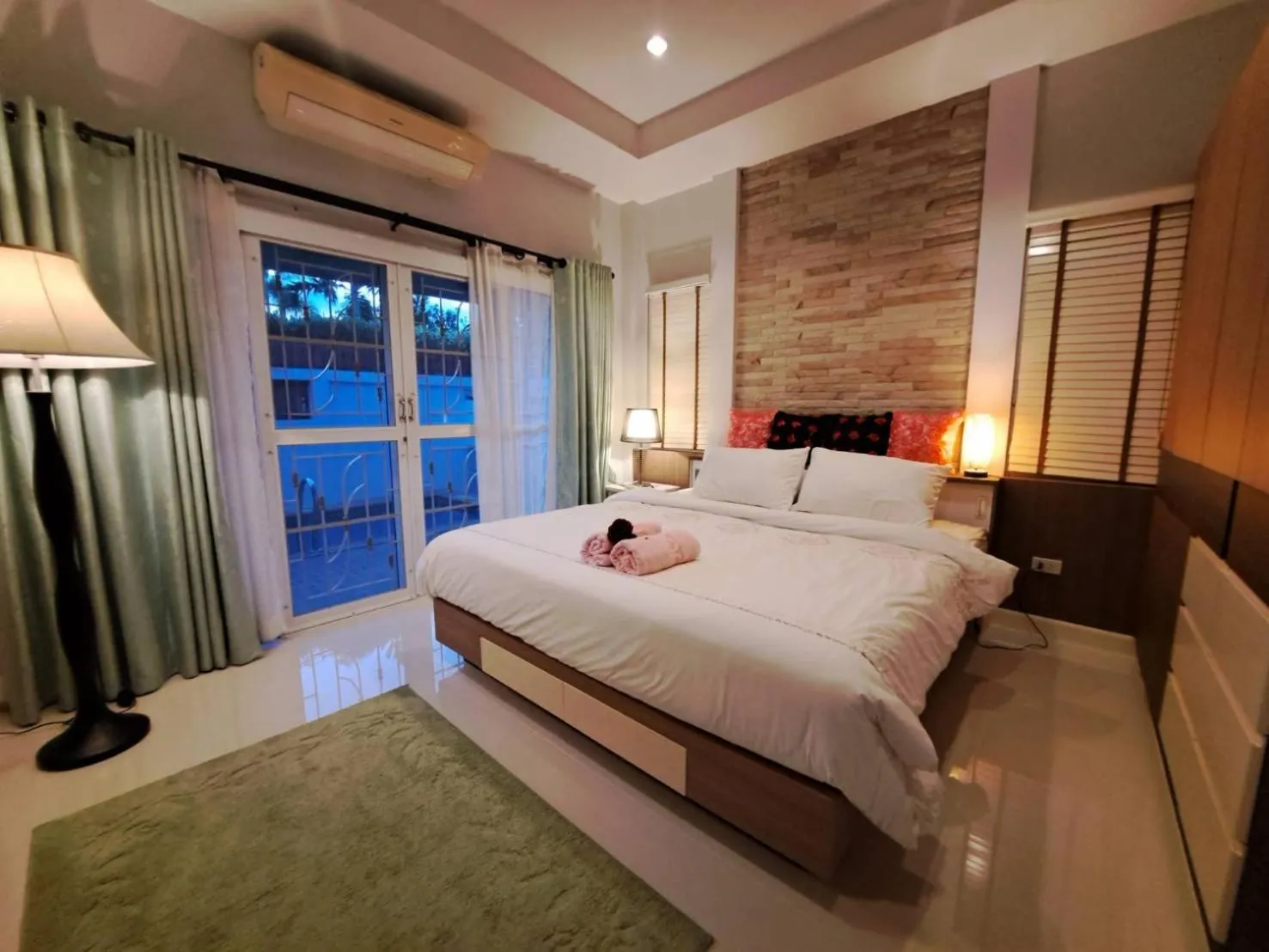 Bed in Jacuzzi Pool Villa