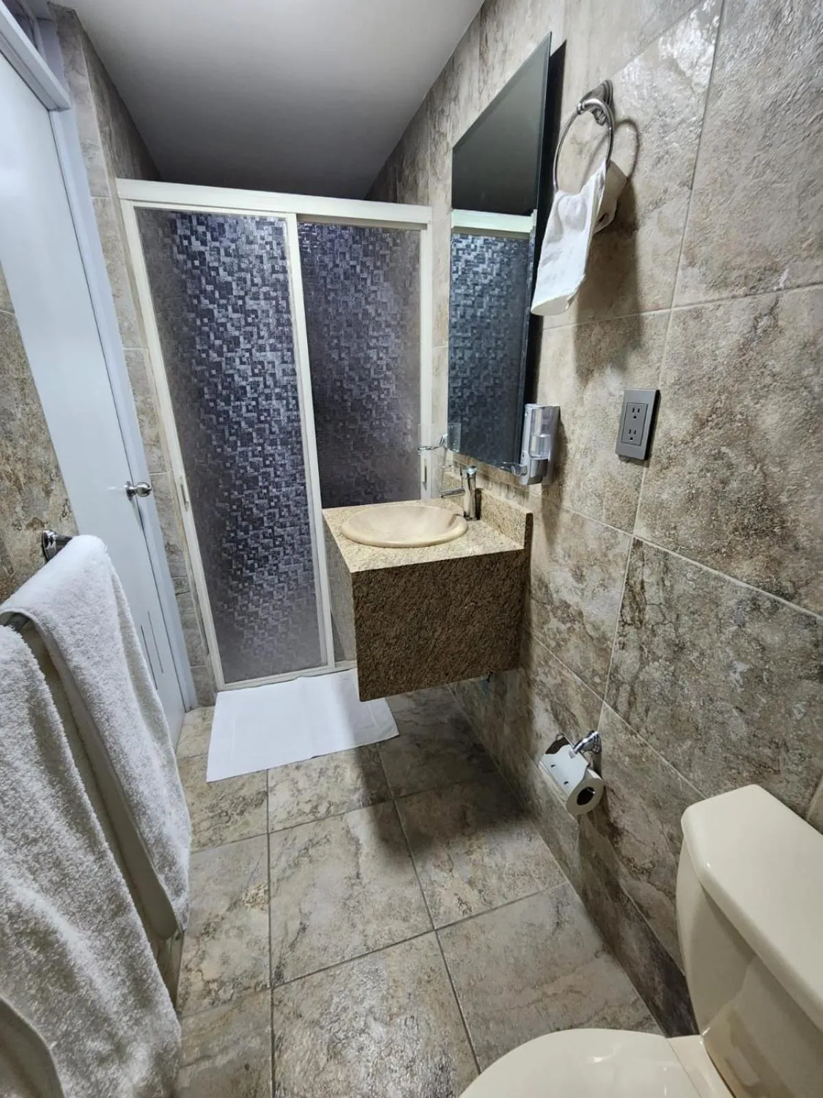 Bathroom in Hotel Roque